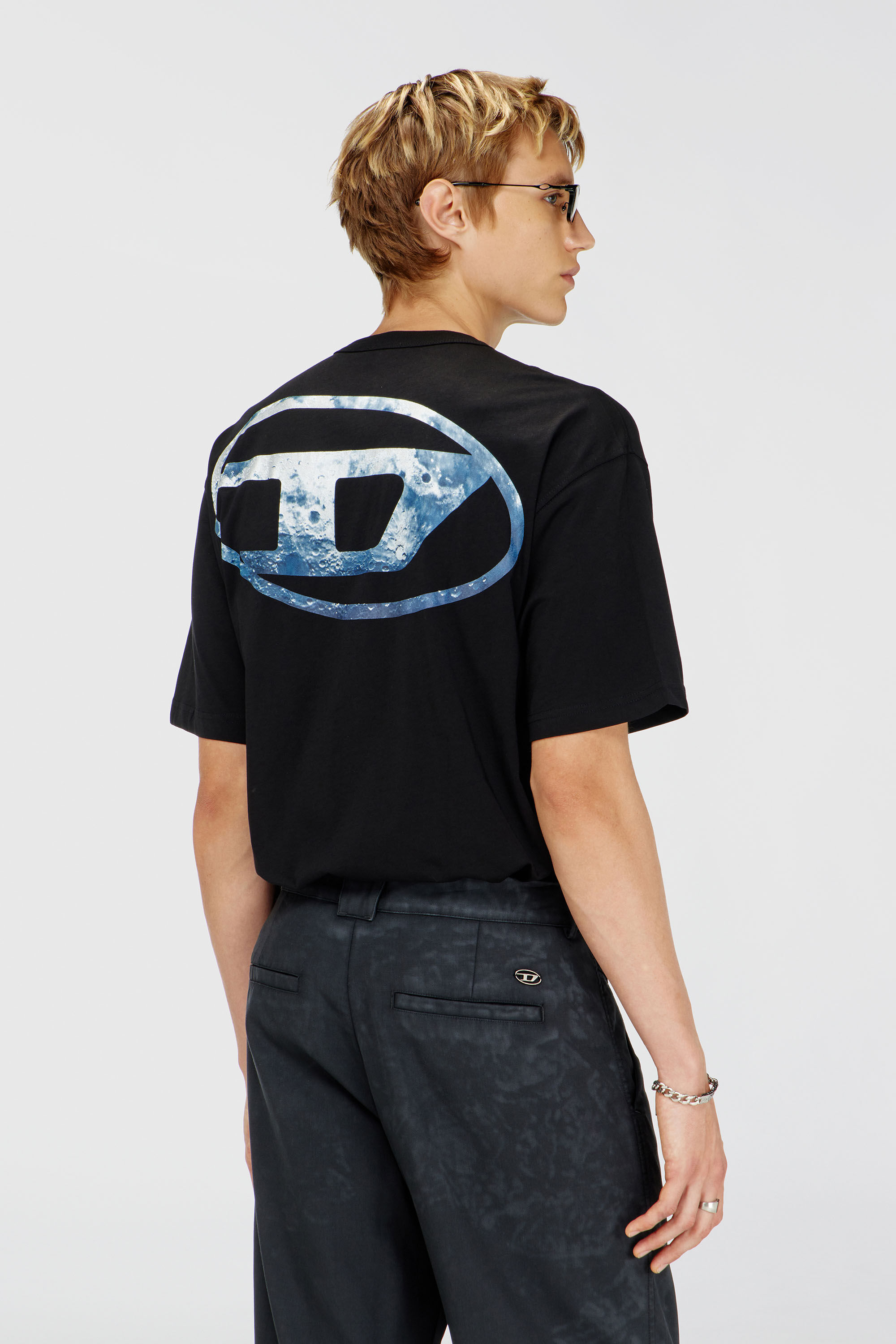 Diesel - T-WASH-MOON-T92, T-shirt en coton avec logo Oval D et graphisme Homme in Noir - 4