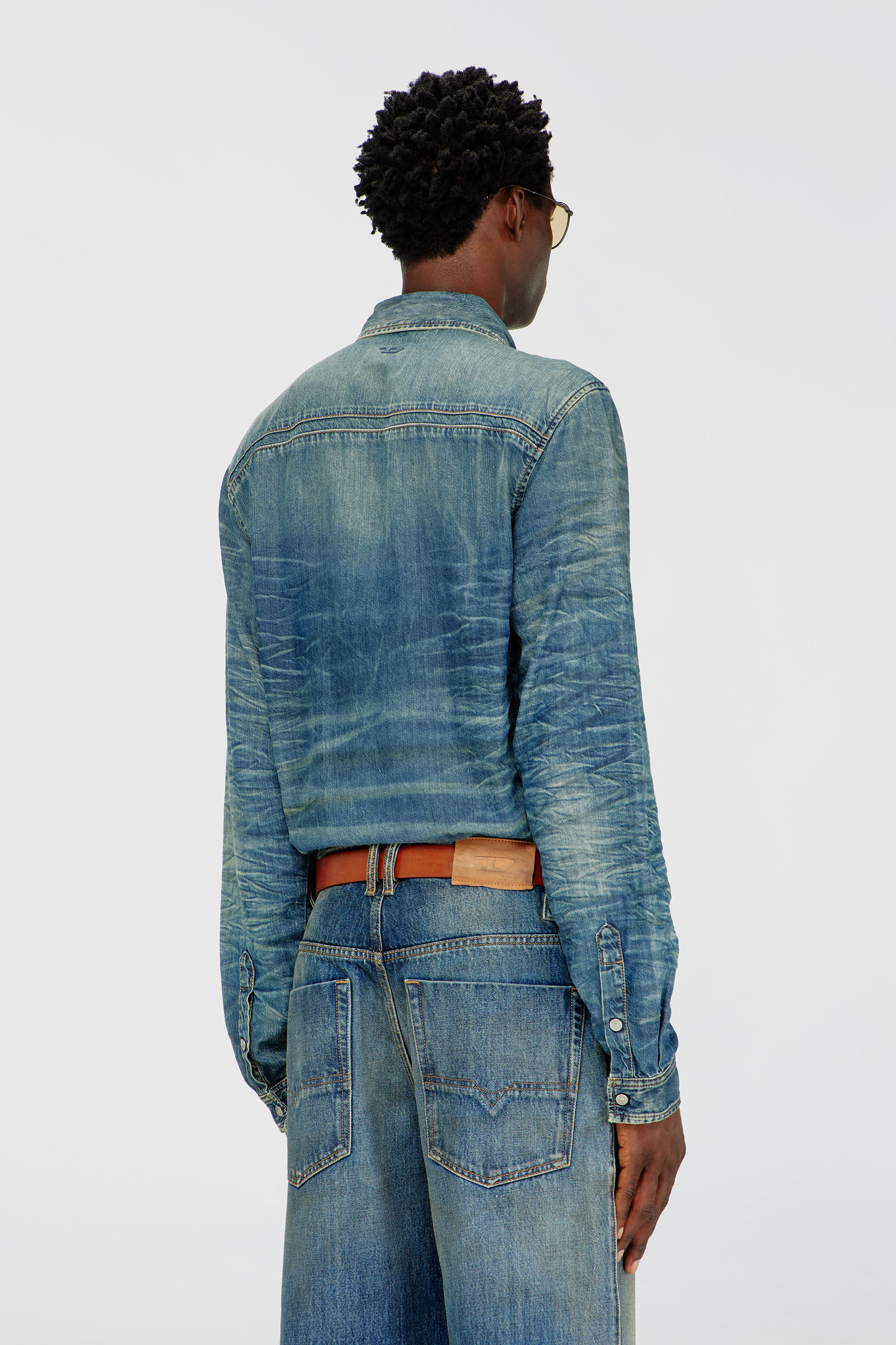 Diesel - D-SYNAR-FSJ4, Chemise en denim effet froiss&eacute; dirty Homme in Bleu - 4
