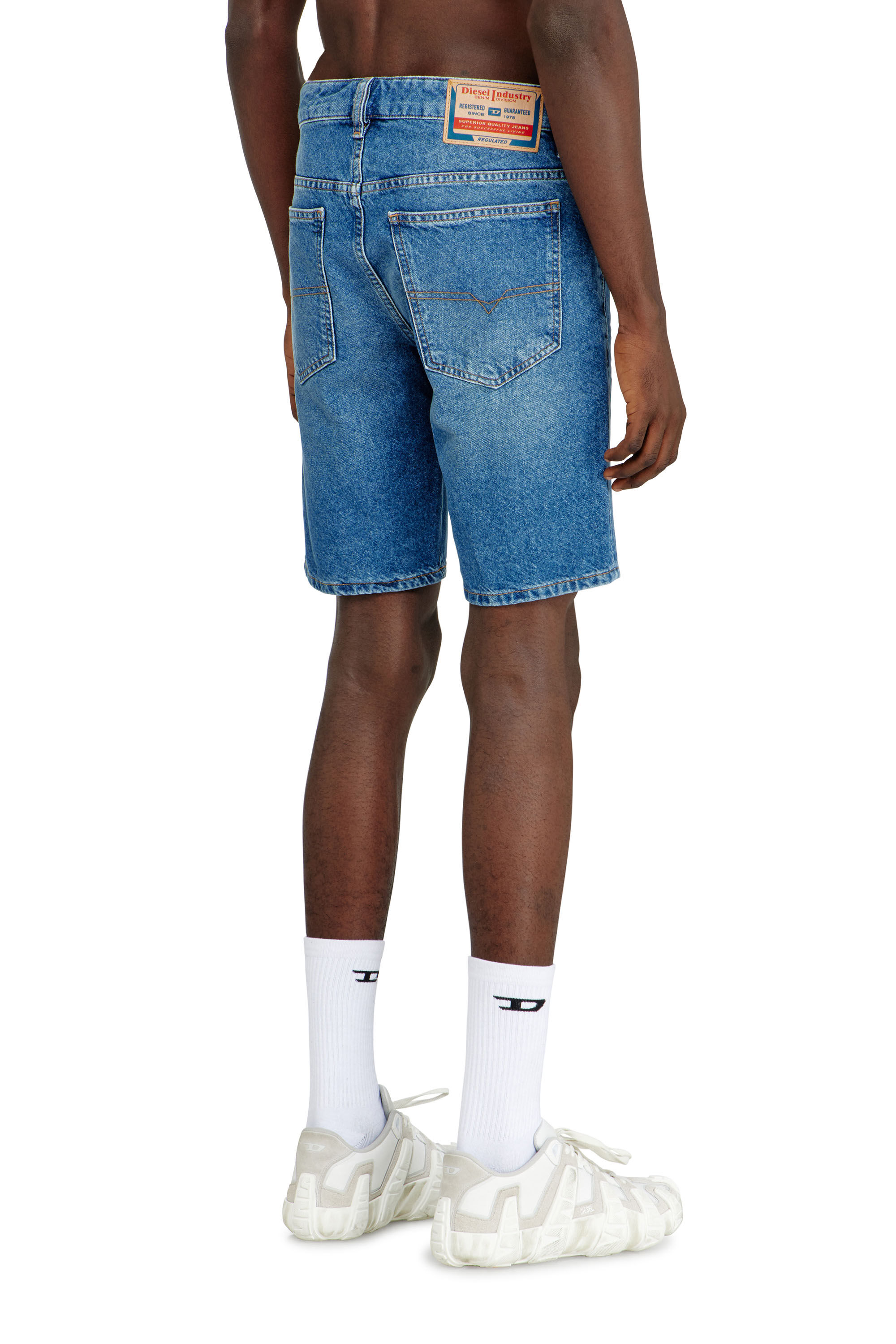 Diesel - D-FIN, Shorts slim en denim &agrave; lavage propre Homme in Bleu - 4