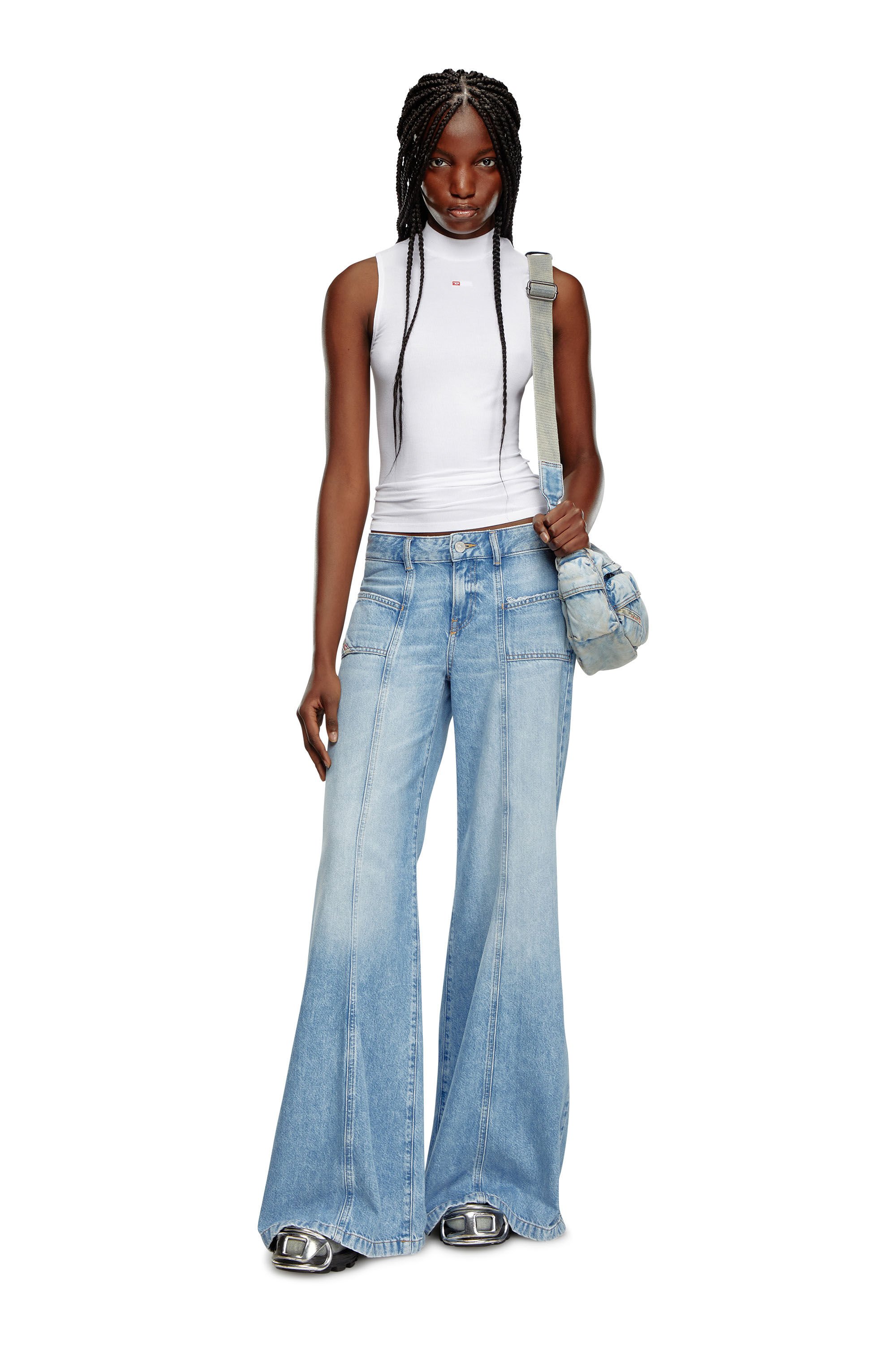 Diesel - Bootcut and Flare Jeans D-Akii 09J88, Bleu Clair - Image 1