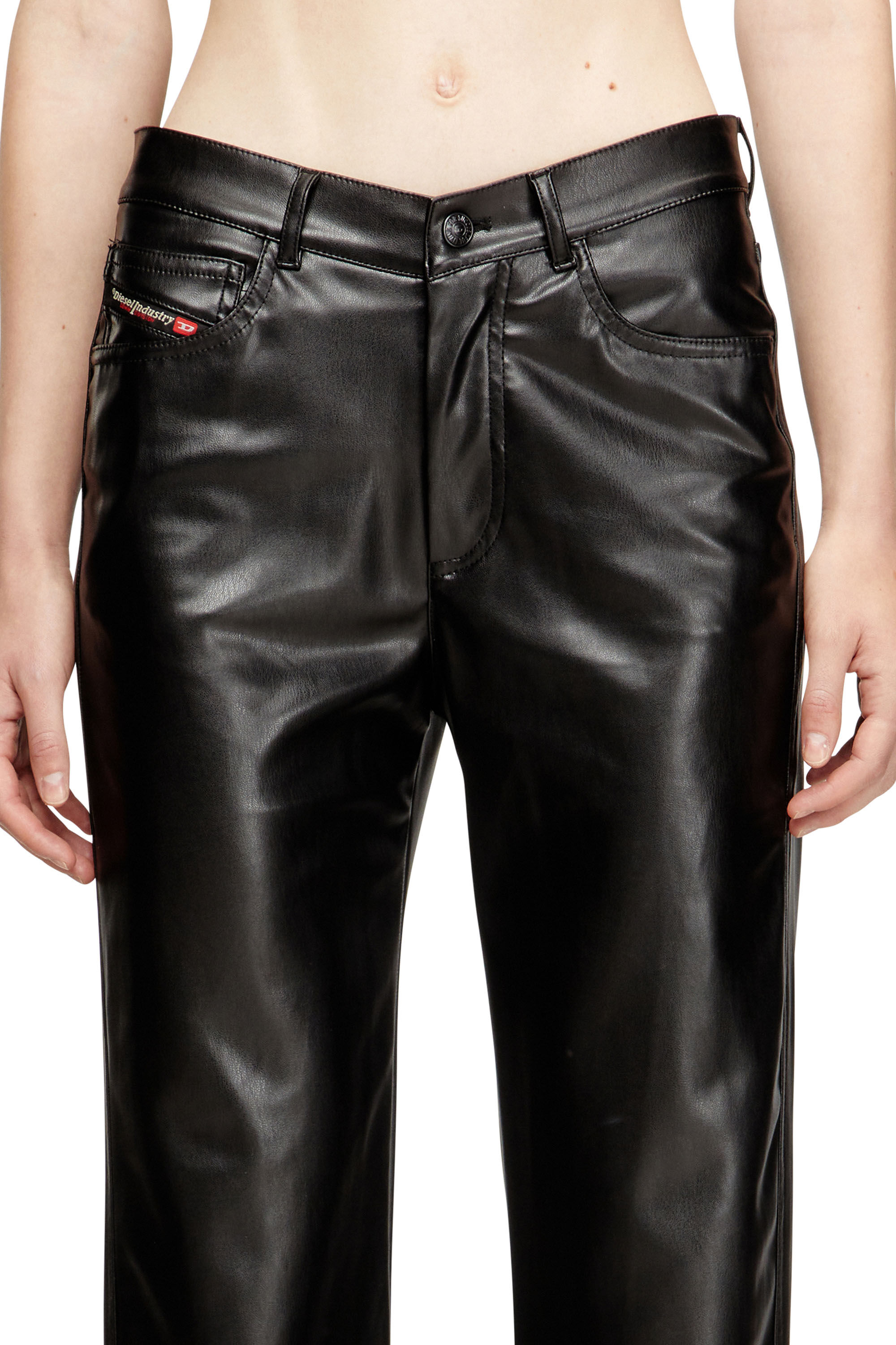 Diesel - P-LAIN, Pantalon &agrave; cinq poches en tissu enduit Femme in Noir - 5