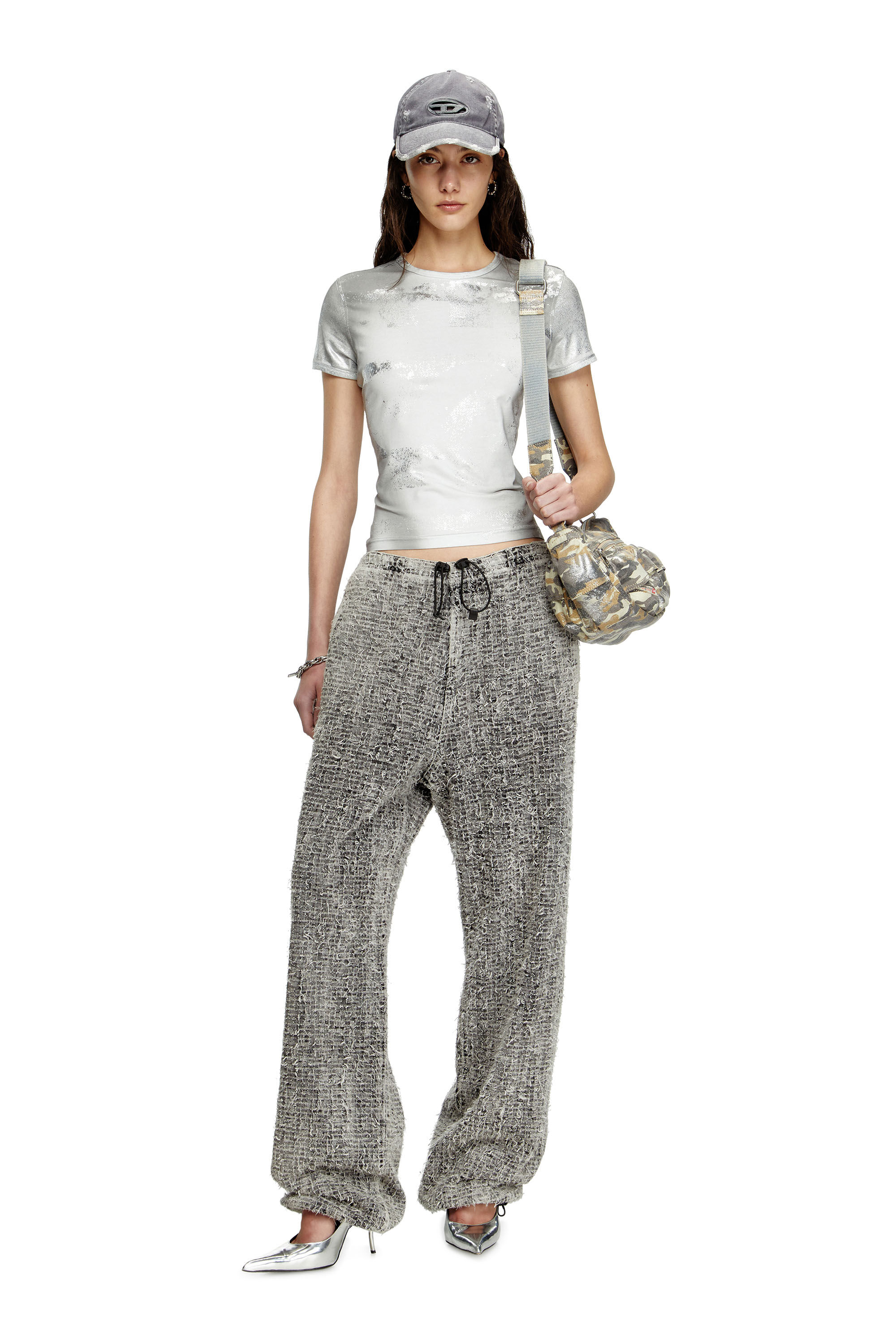 Diesel - T-UNCUTIE-LONG-Q5, T-shirt à logo avec effets métallisés Femme in Gris argenté - 1