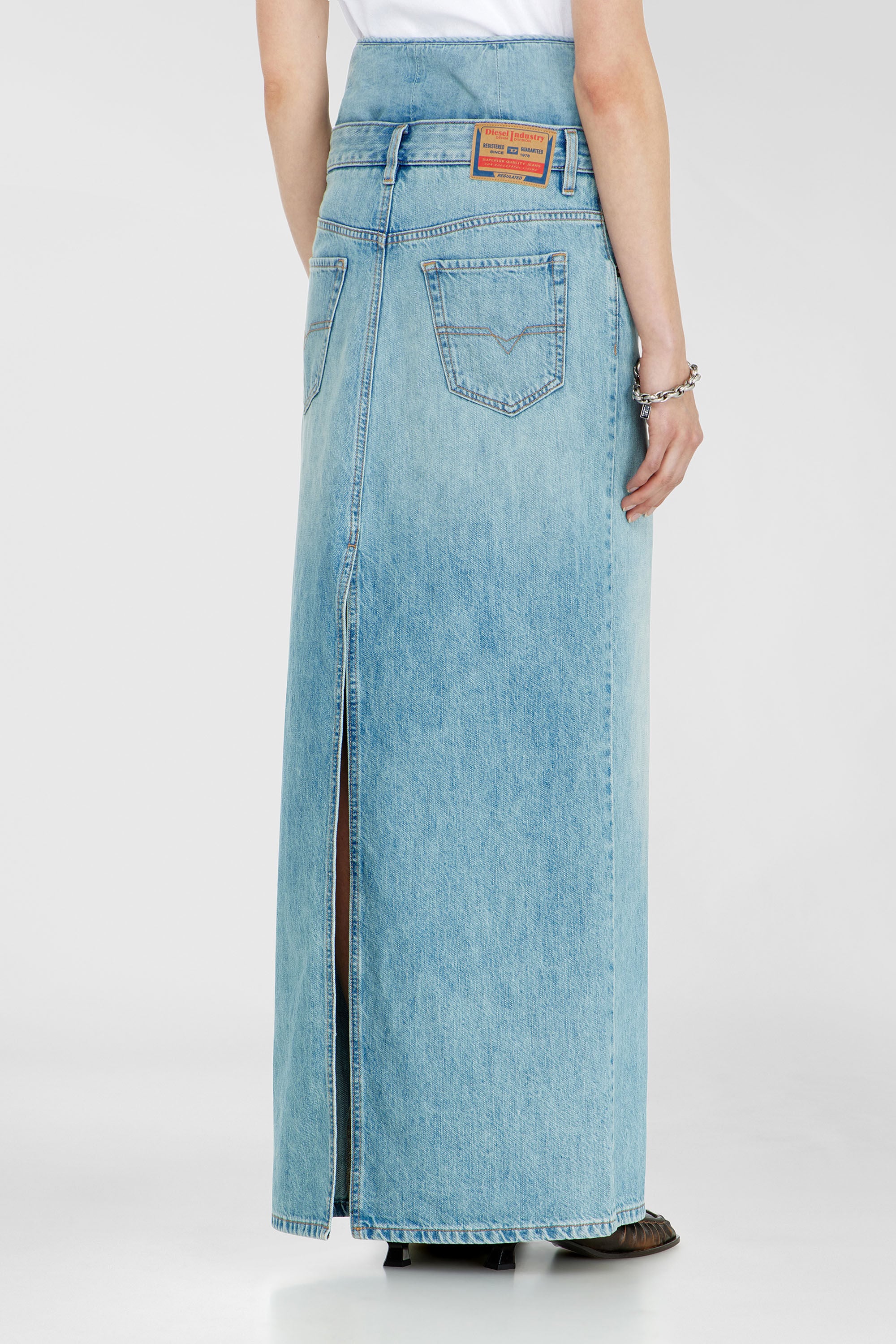 Diesel - DE-SPIVEY, Jupe longue en denim effet jean avec fentes Femme in Bleu - 4