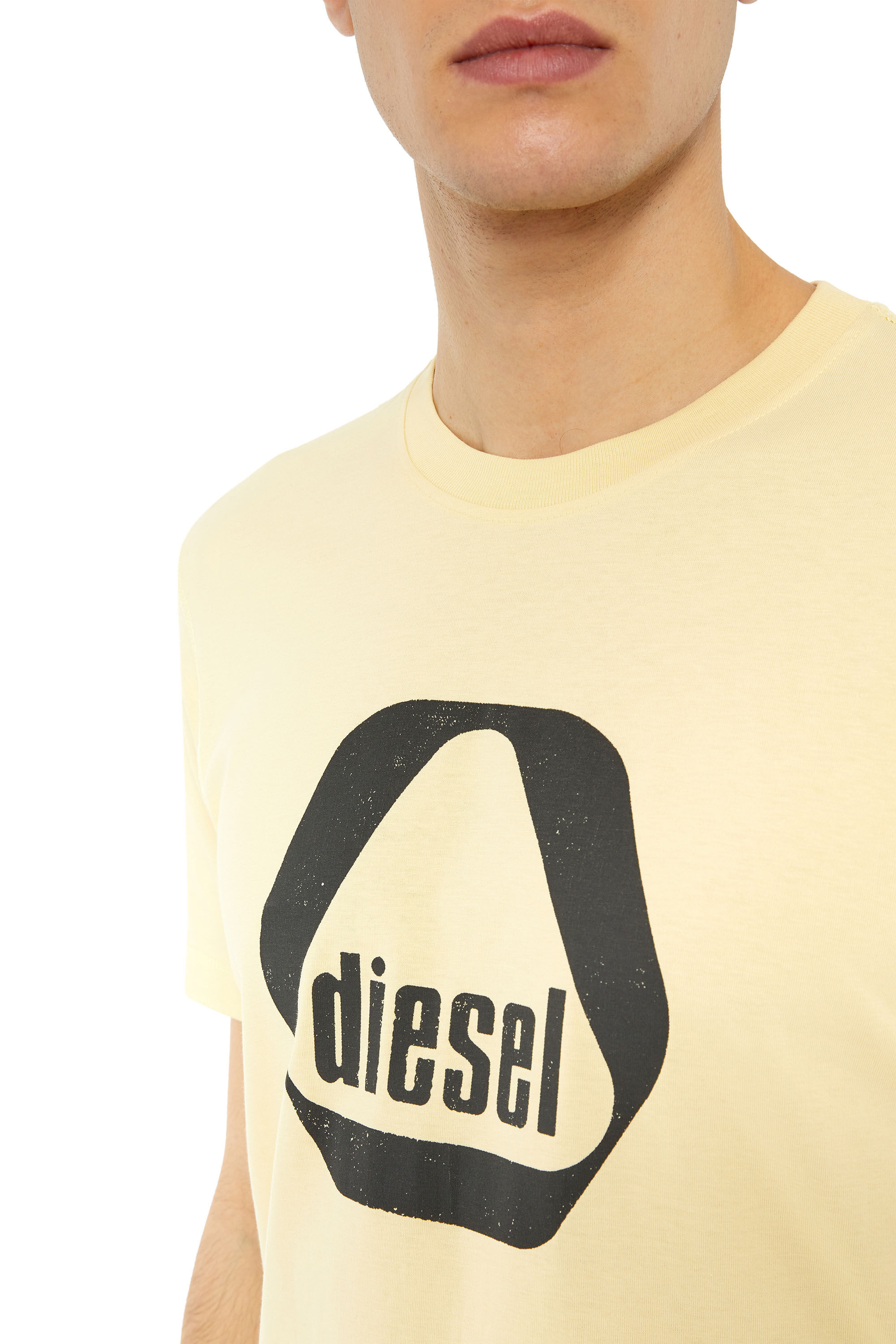 Diesel - T-DIEGOR-G10, T-shirt avec imprimé logo utility Homme in Beige - 5