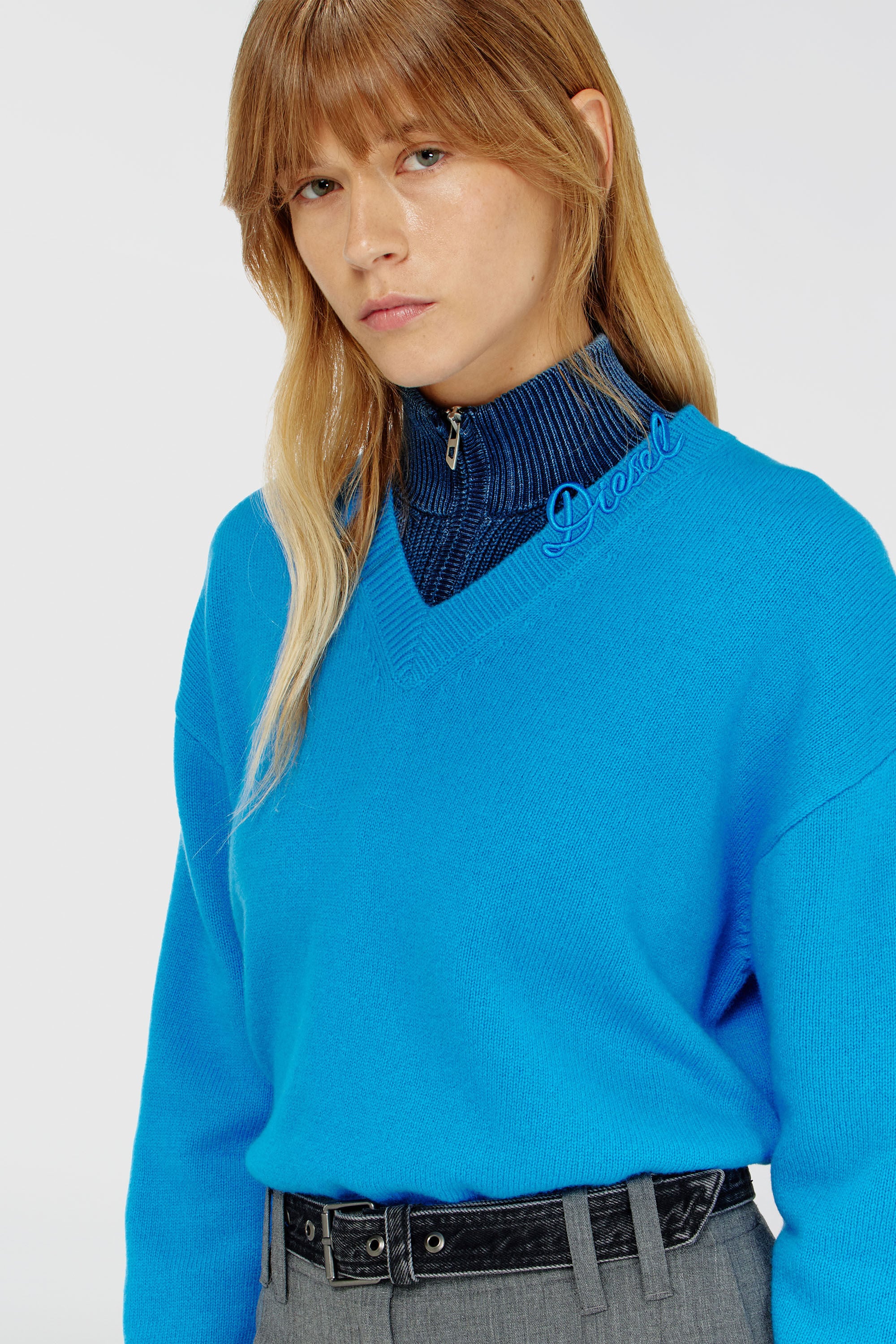 Diesel - M-IMOSA, Pull en laine col V avec logo sur le col Femme in Bleu - 4