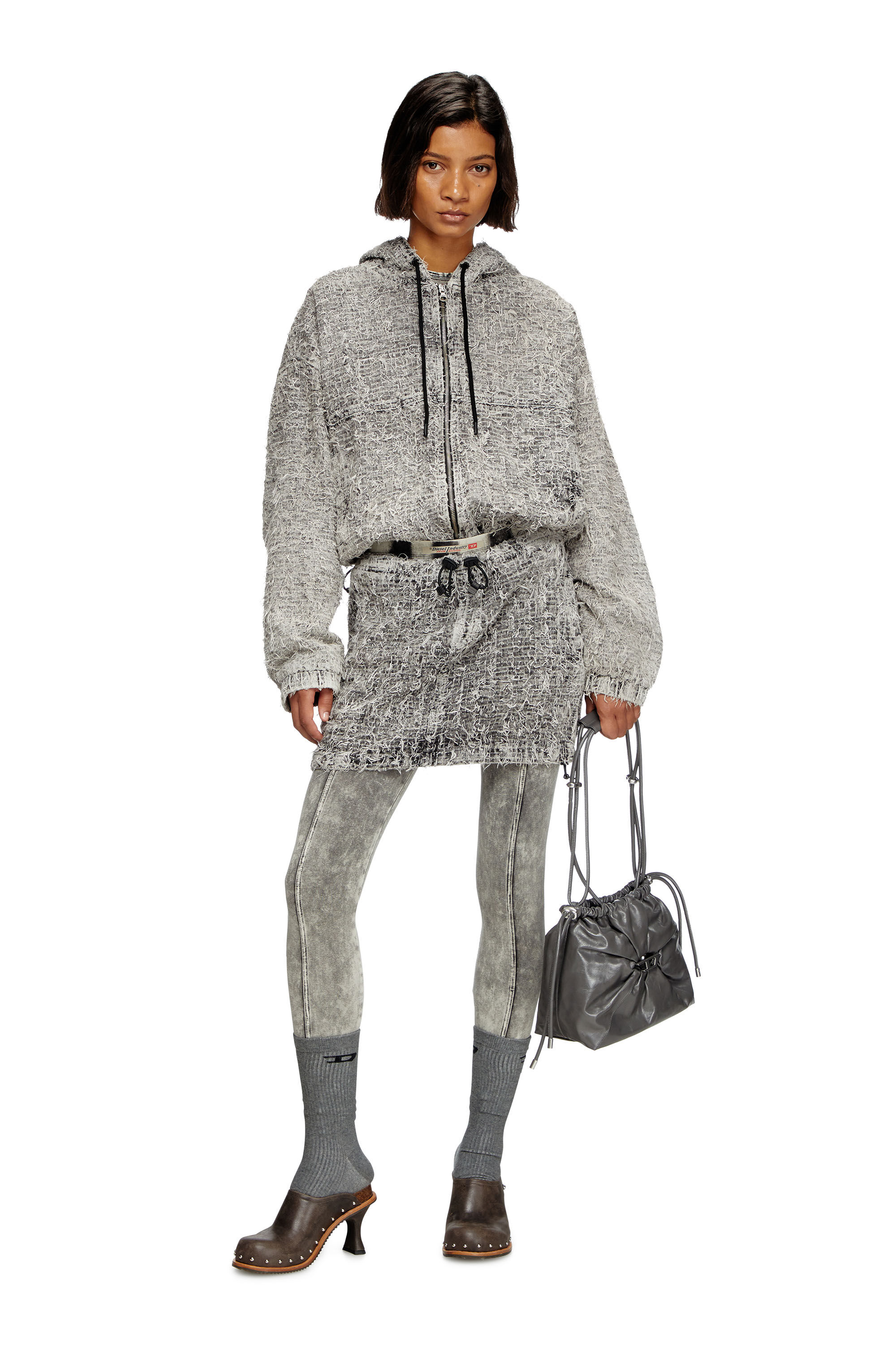Diesel - SCRUNCH-D BUCKET, Scrunch-D-Sac seau en cuir froissé et brillant Femme in Gris - 7