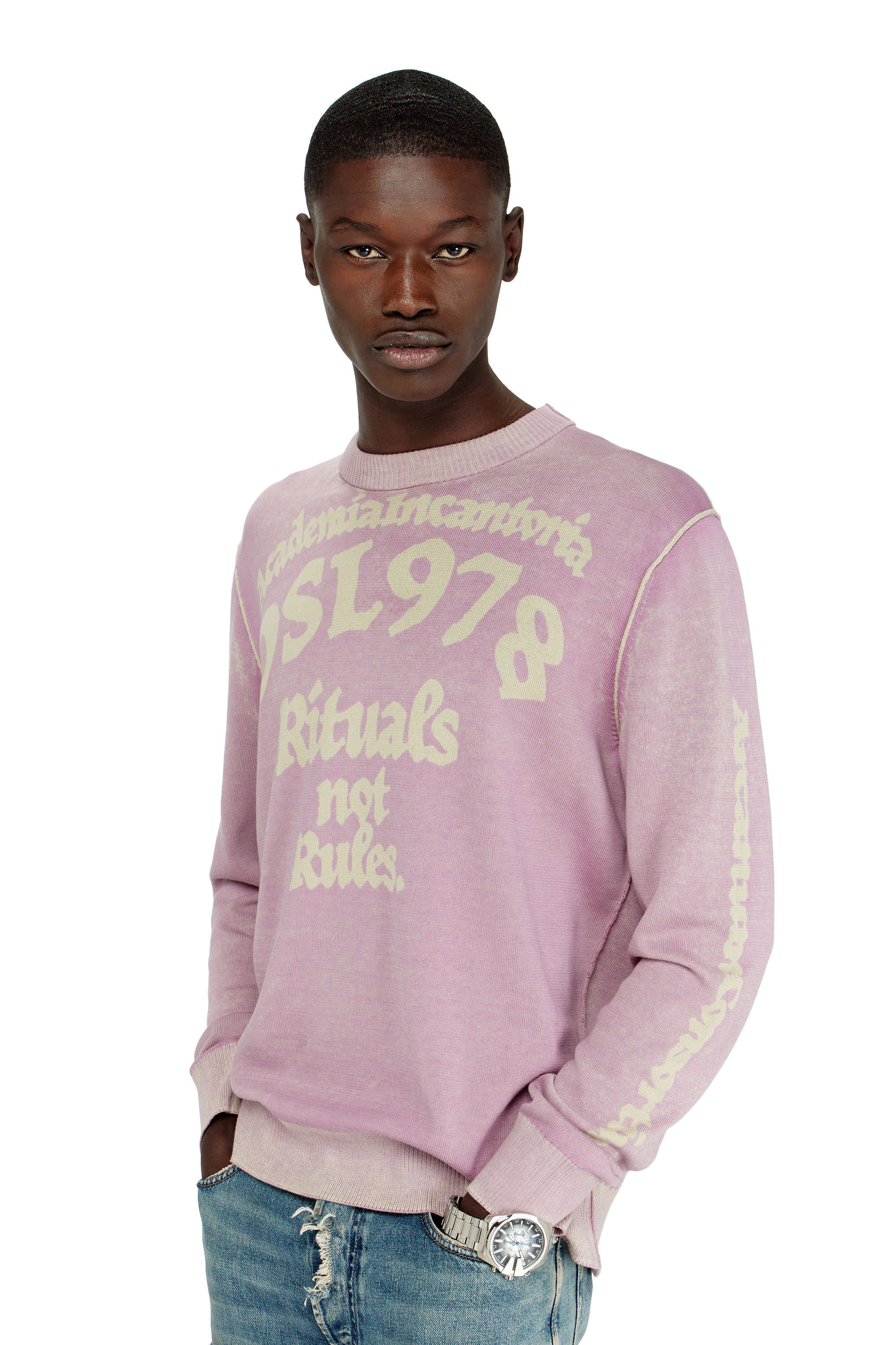 Diesel - K-LAUTI, Pull en coton trait&eacute; avec slogan Homme in Violet - 5