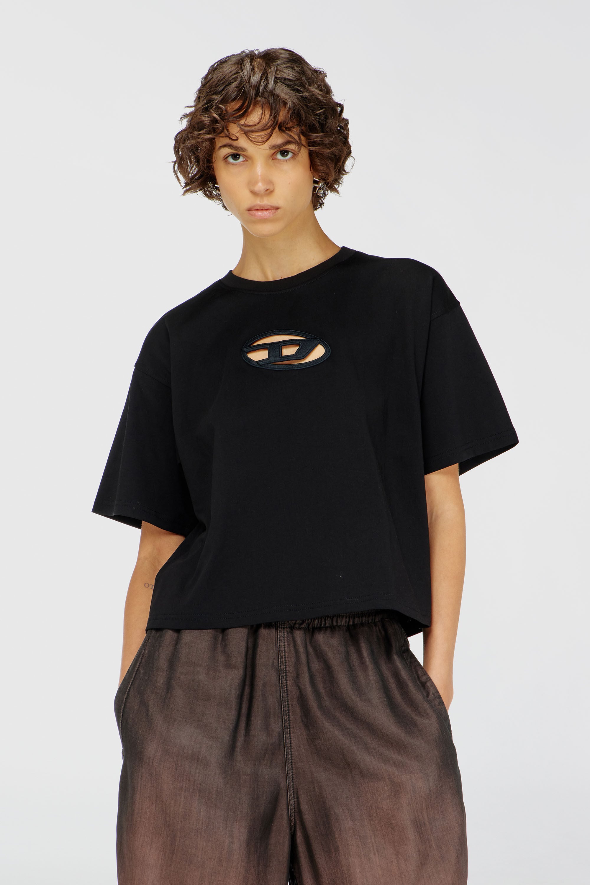 Diesel - T-BUXT-CROP-OD, T-shirt boxy avec cut-out Oval D Femme in Noir - 3