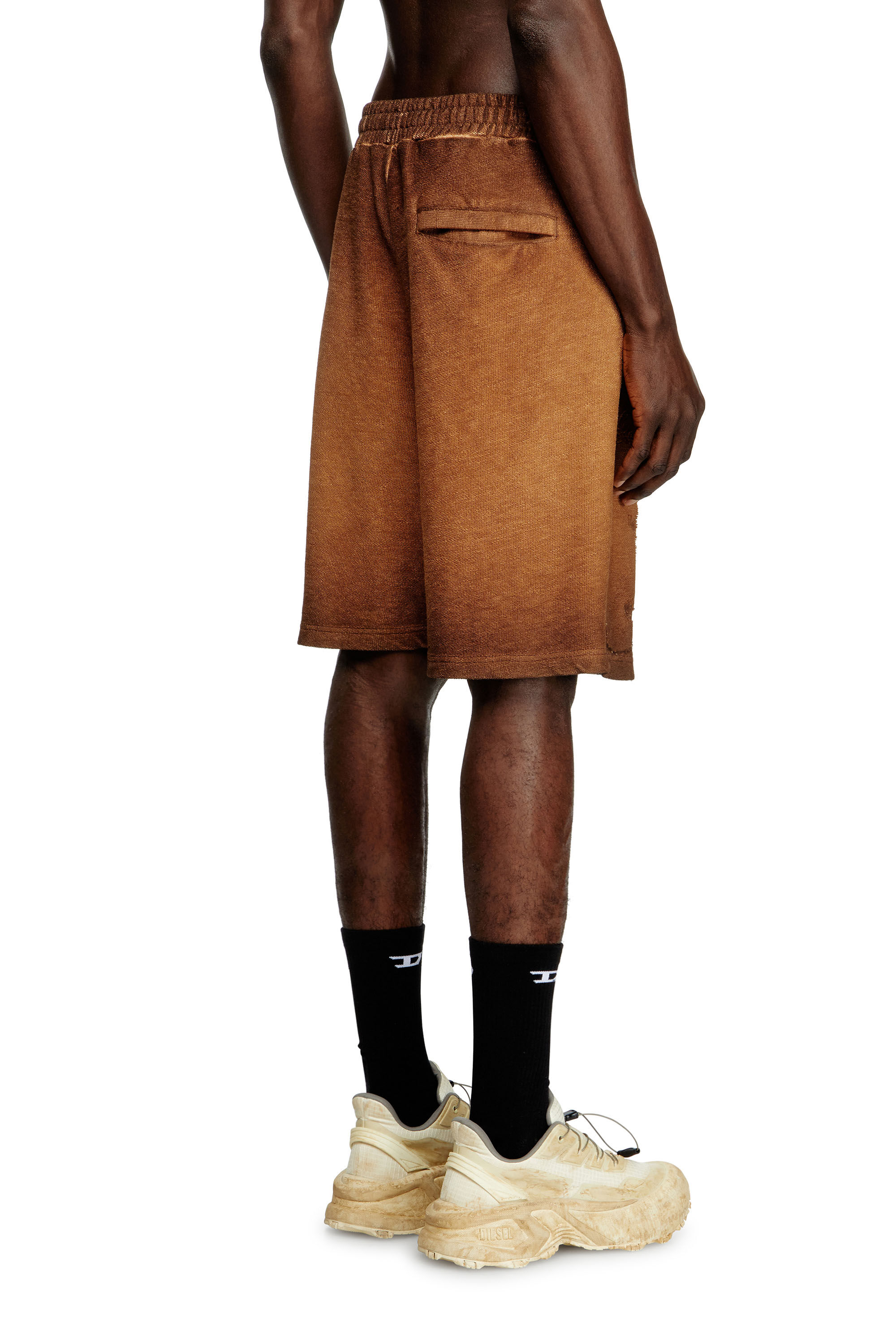 Diesel - P-CROWDE, Short de survêtement avec phénix dévoré Homme in Marron - 2