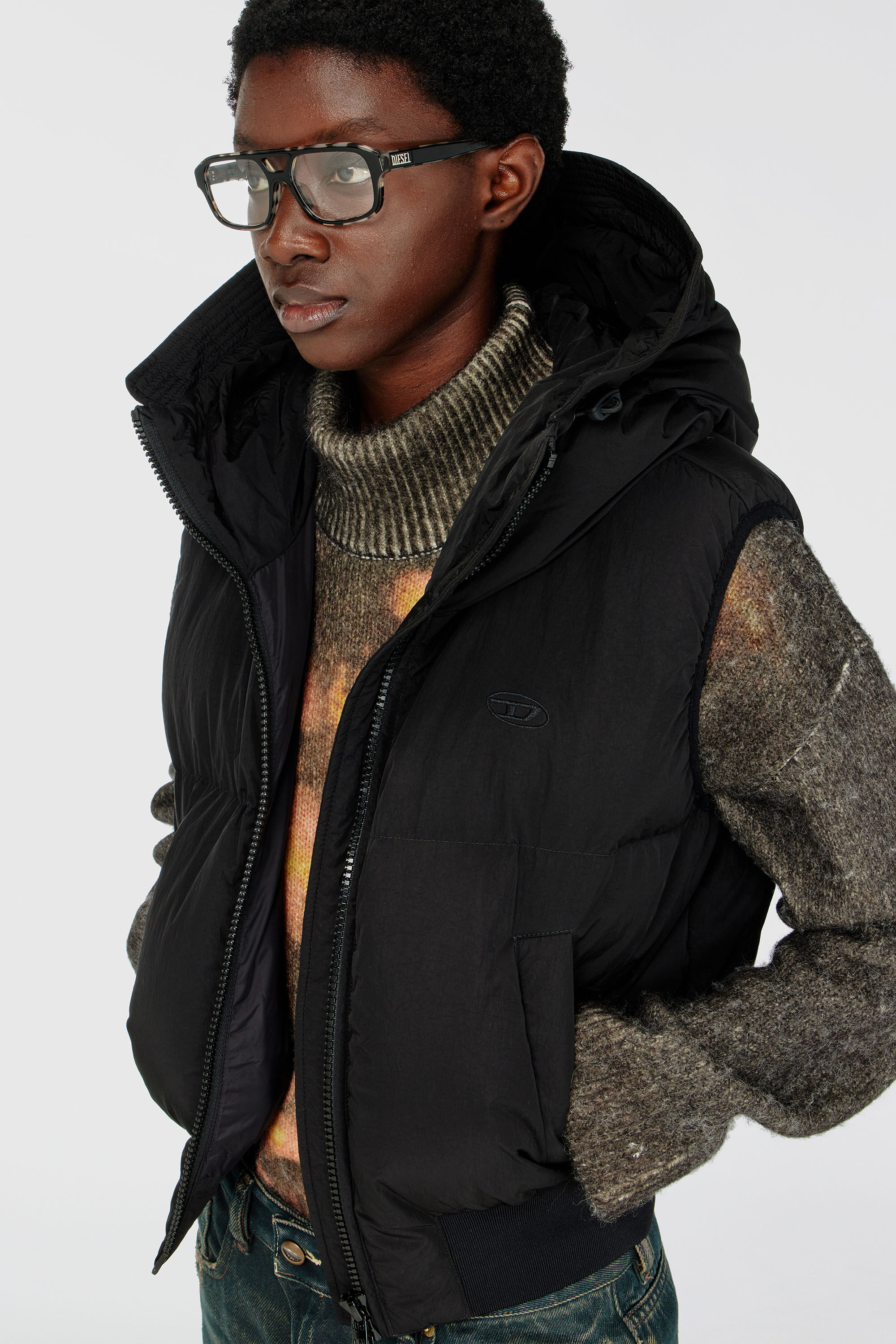 Diesel - W-PEYT-SSL-NEW-P1, Gilet sans manches &agrave; capuche en nylon froiss&eacute; Femme in Noir - 5
