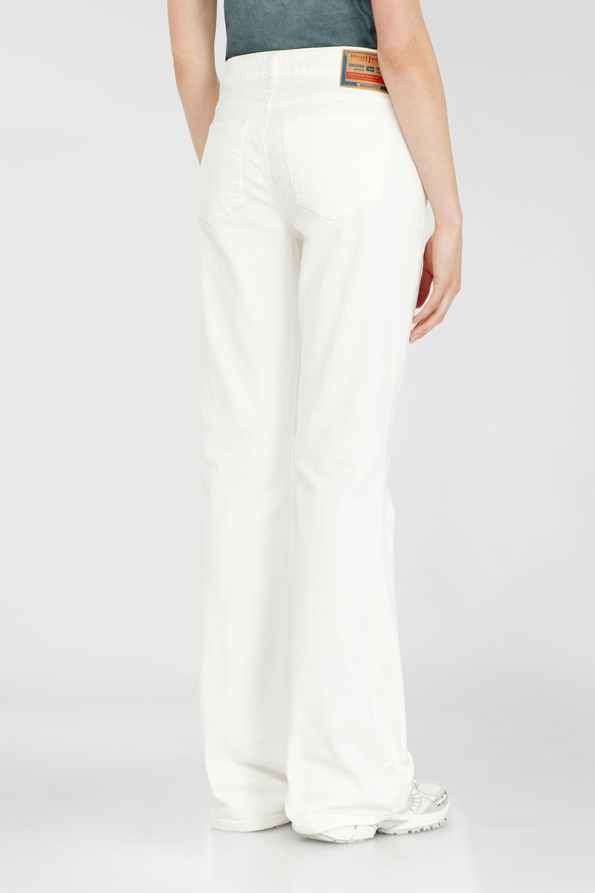 Diesel - Bootcut Jeans 1969 D-Ebbey 09D63 Femme, Blanc - Image 5