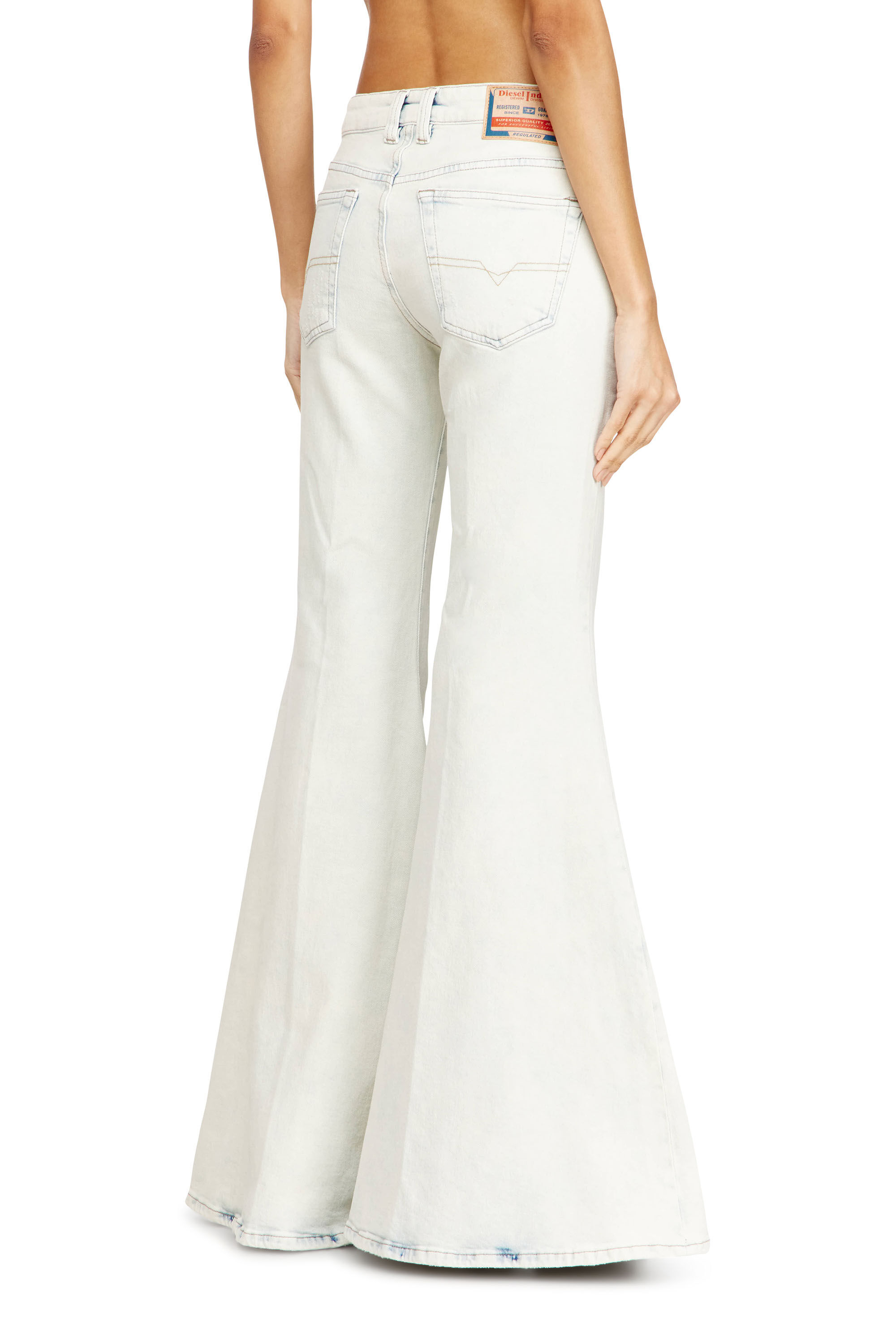 Diesel - Flare Jeans 1970 D-Bleess 0ADBS Femme, Blanc - Image 4
