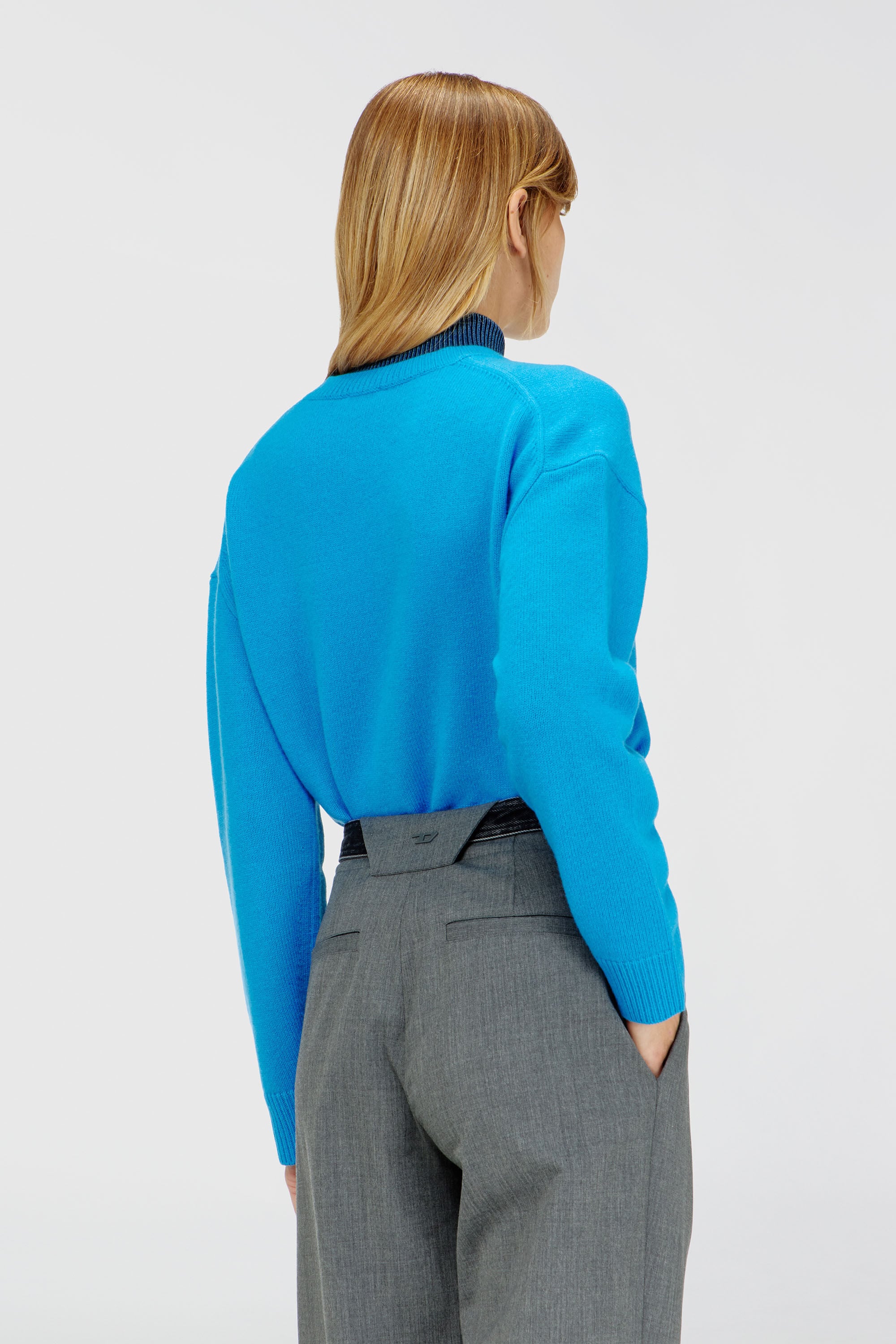 Diesel - M-IMOSA, Pull en laine col V avec logo sur le col Femme in Bleu - 3