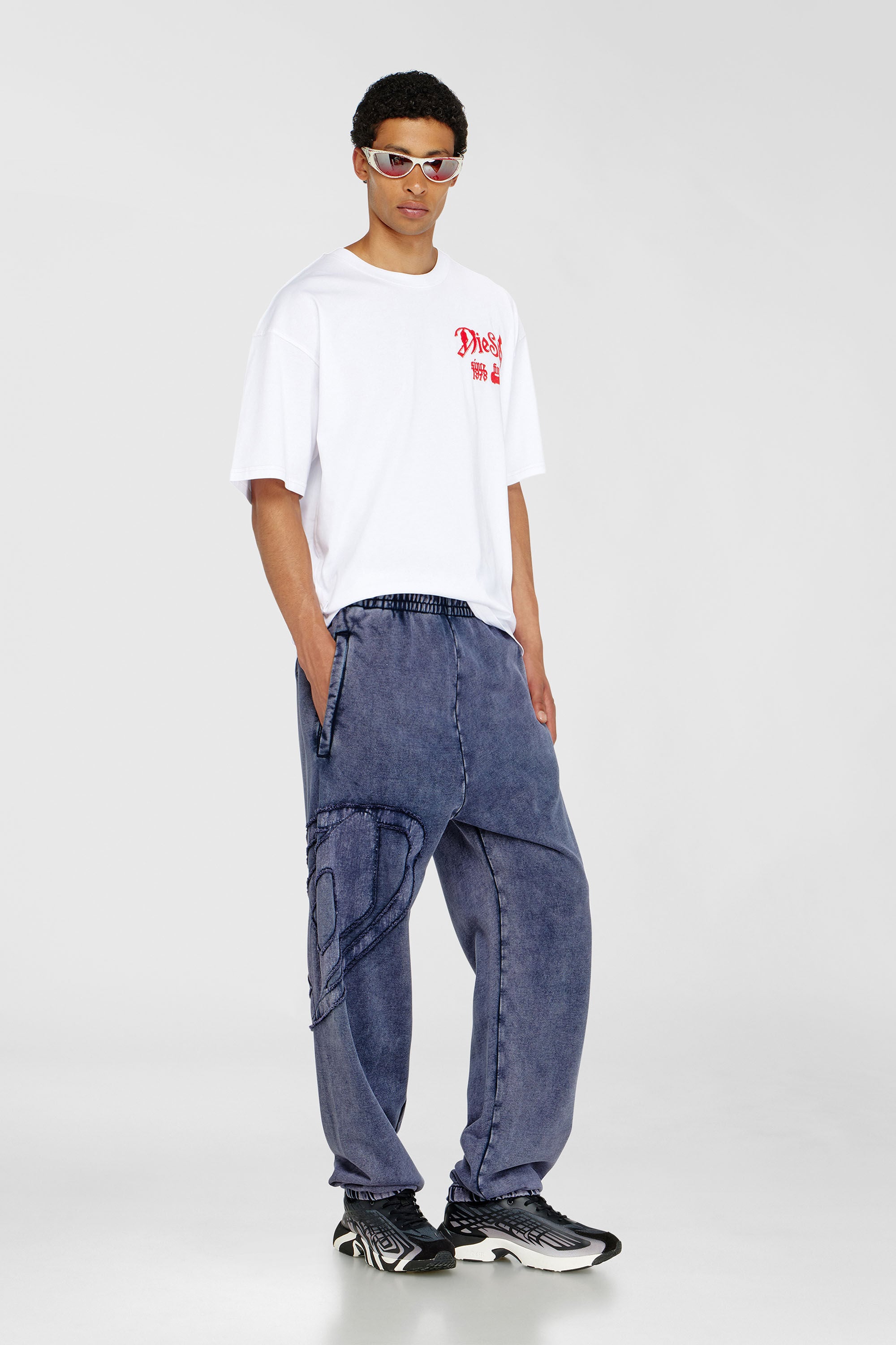 Diesel - P-MARKY-DEN, Pantalon en coton biologique avec &eacute;cusson Oval D Homme in Bleu - 1