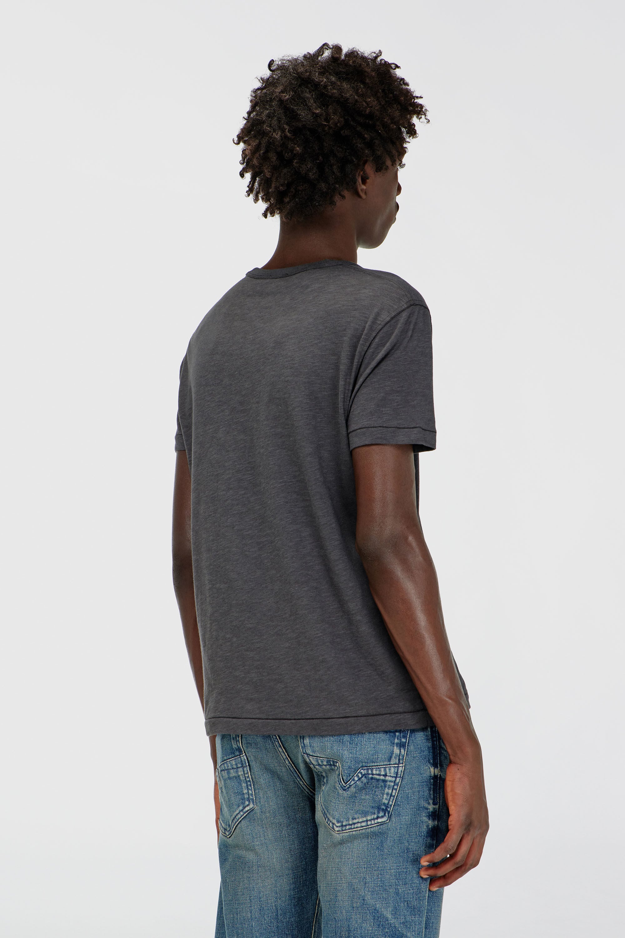 Diesel - T-NOTS, T-shirt en jersey flamm&eacute; avec imprim&eacute; craquel&eacute; Homme in Gris - 4