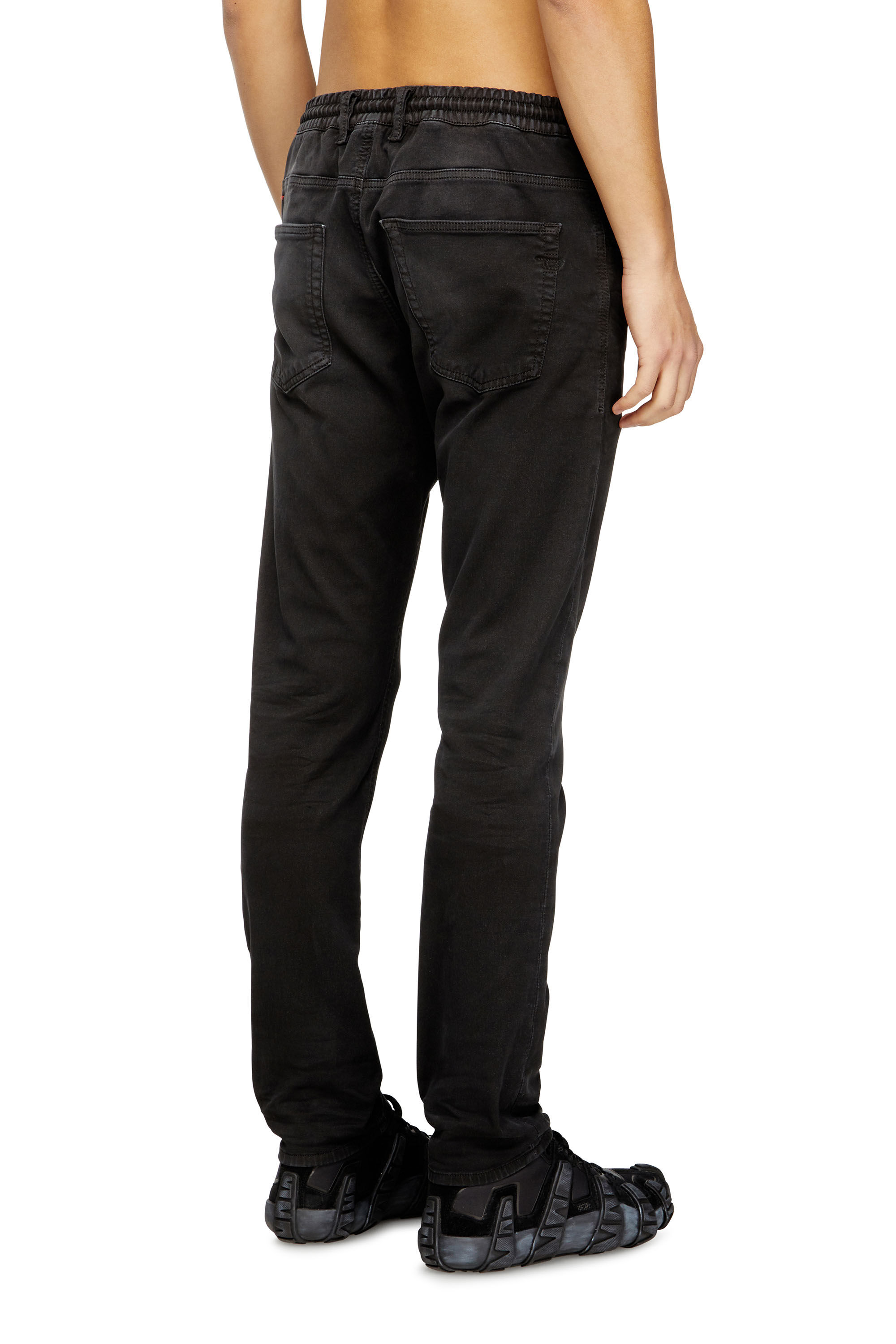 Diesel - Regular 2032 D-Krooley Joggjeans® 0670M Homme, Noir - Image 4