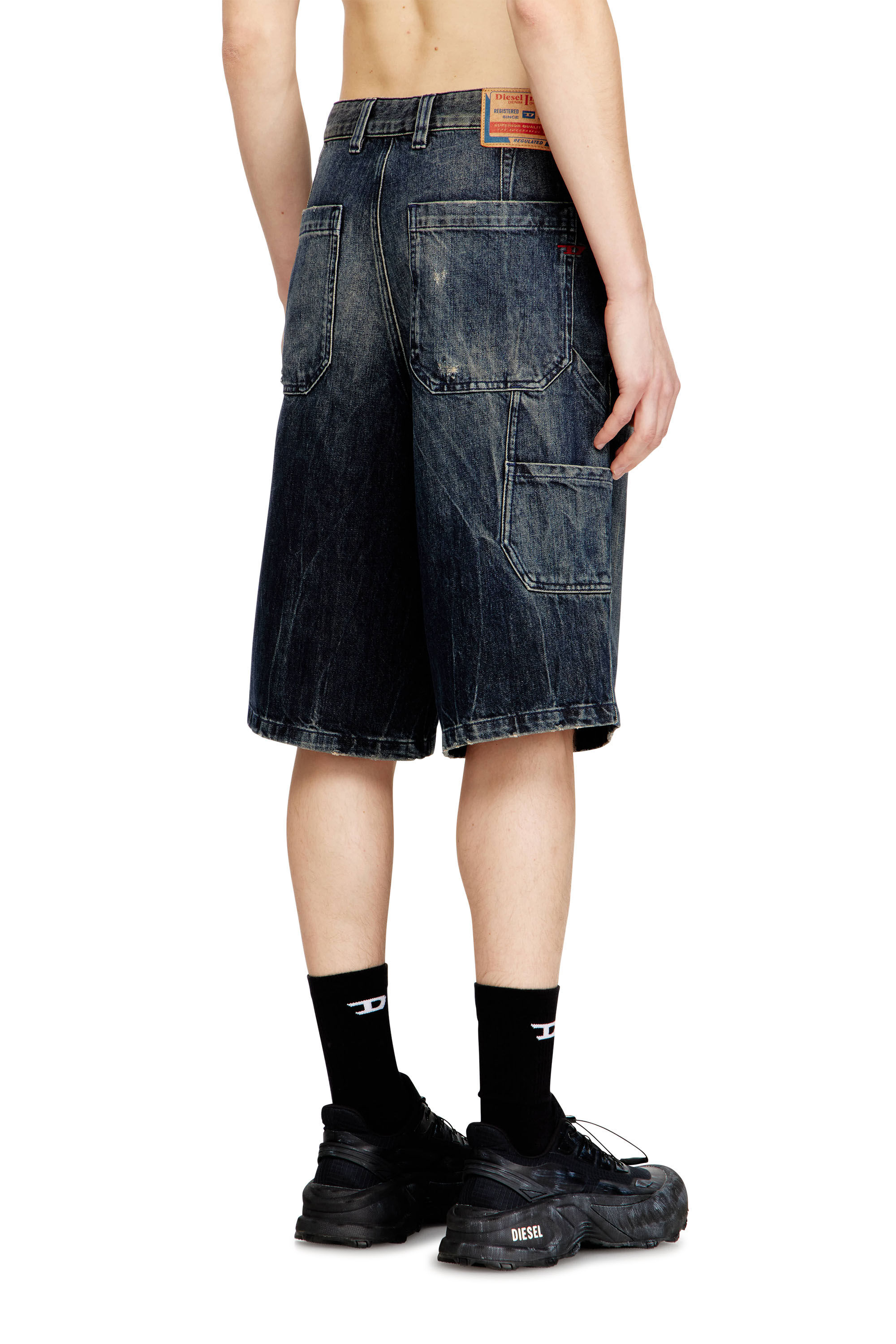 Diesel - D-LIVERY-W-SHORT, Short en denim coupe d&eacute;contract&eacute;e avec usures Homme in Bleu - 4