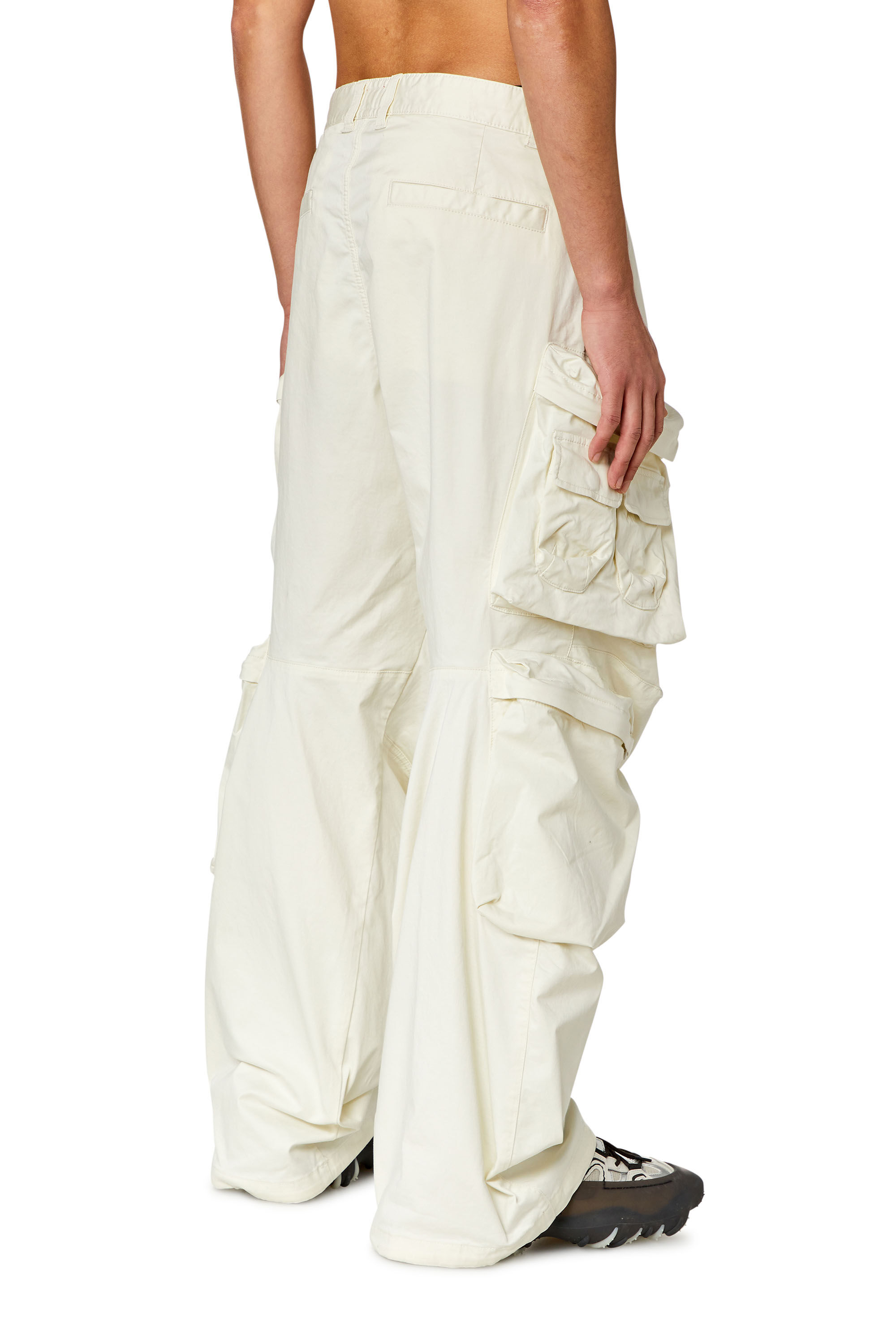 Diesel - P-HUGES-NEW, Pantalon cargo en satin de coton stretch Homme in Blanc - 4