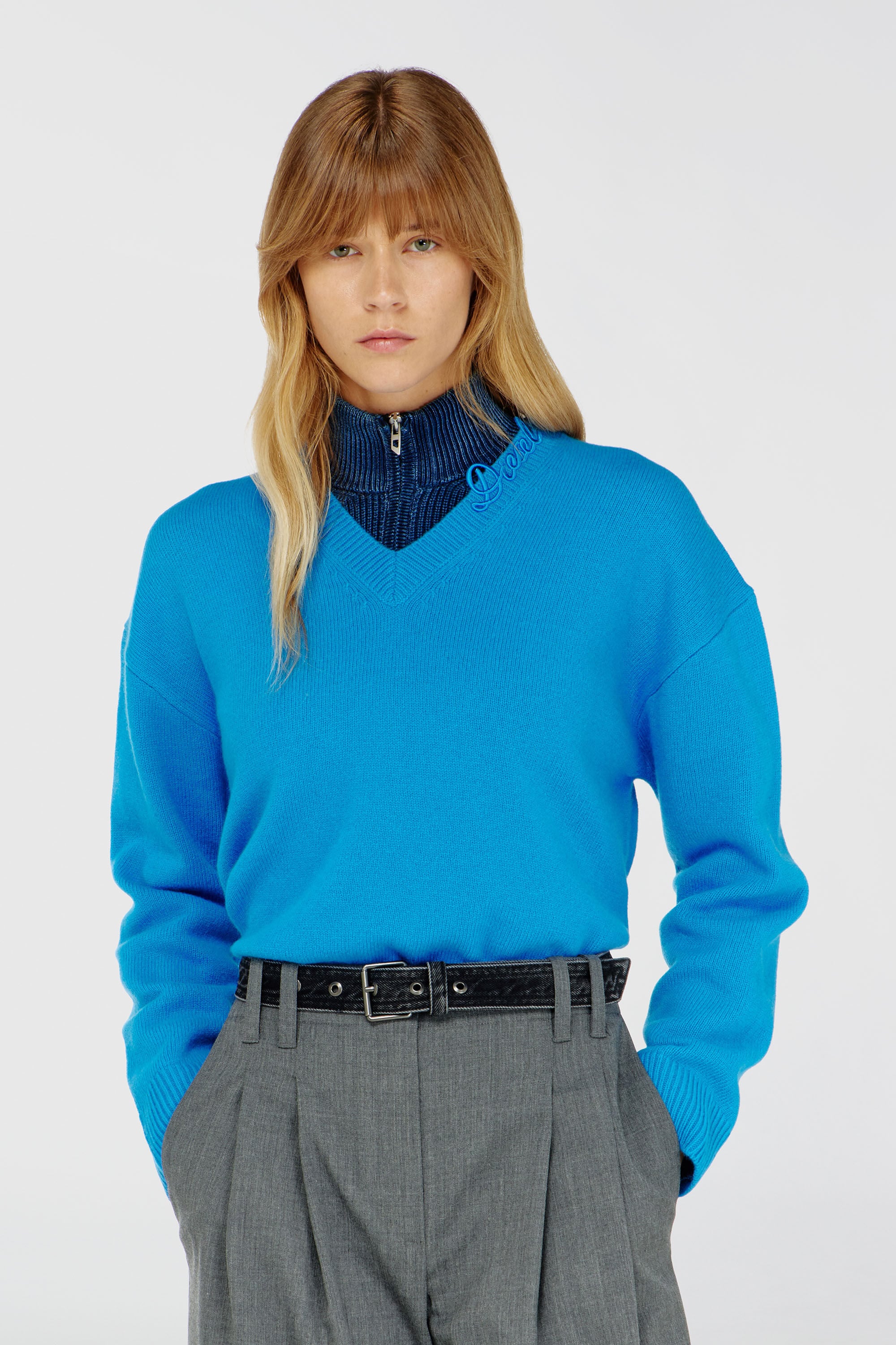 Diesel - M-IMOSA, Pull en laine col V avec logo sur le col Femme in Bleu - 2