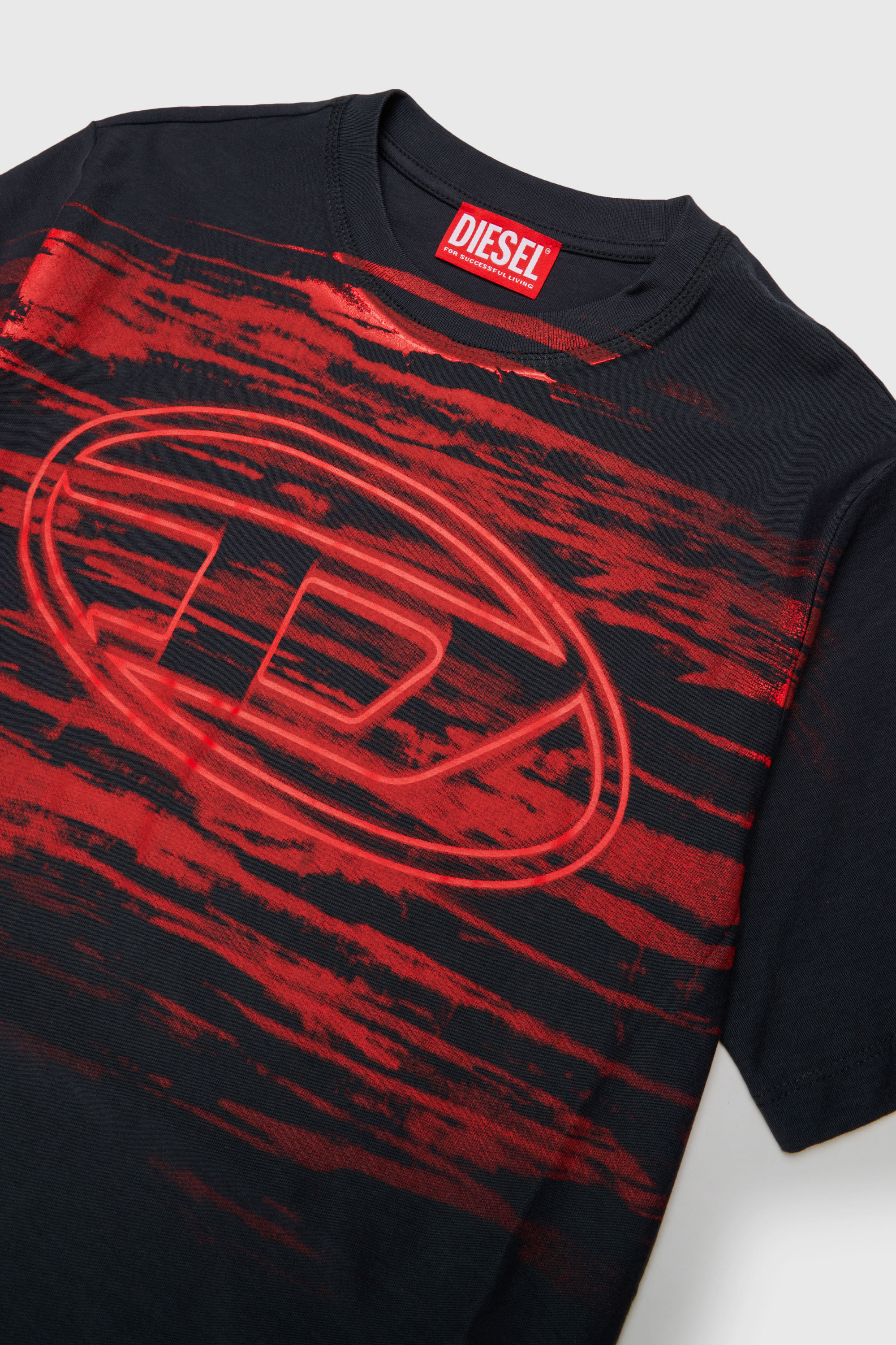 Diesel - TFRIT OVER, T-shirt avec logo Oval D et effet chin&eacute; Homme in Noir - 3