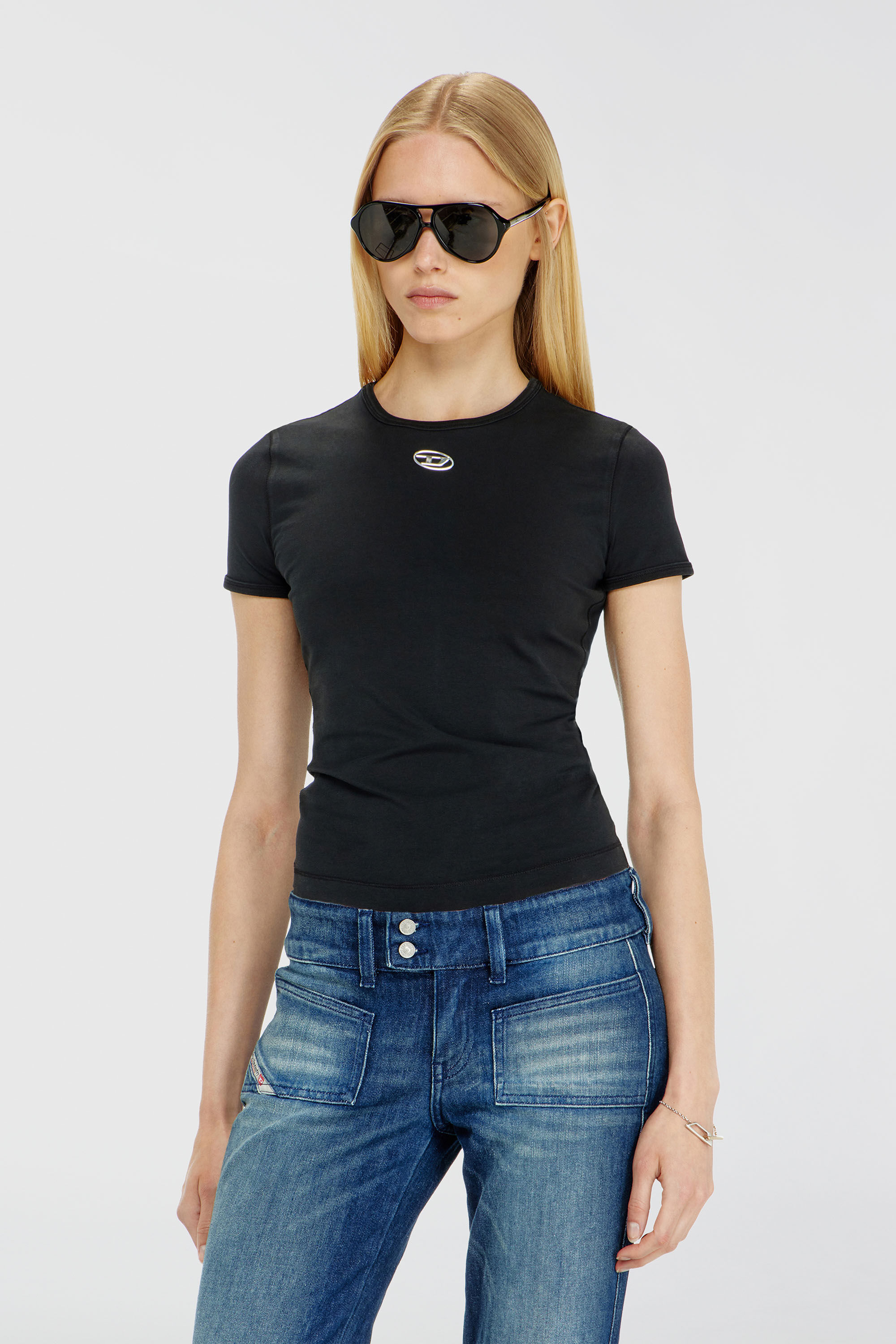 Diesel - T-UNCUTIESLONG-OD, T-shirt ajust&eacute;e avec ovale D m&eacute;tallique Femme in Noir - 3