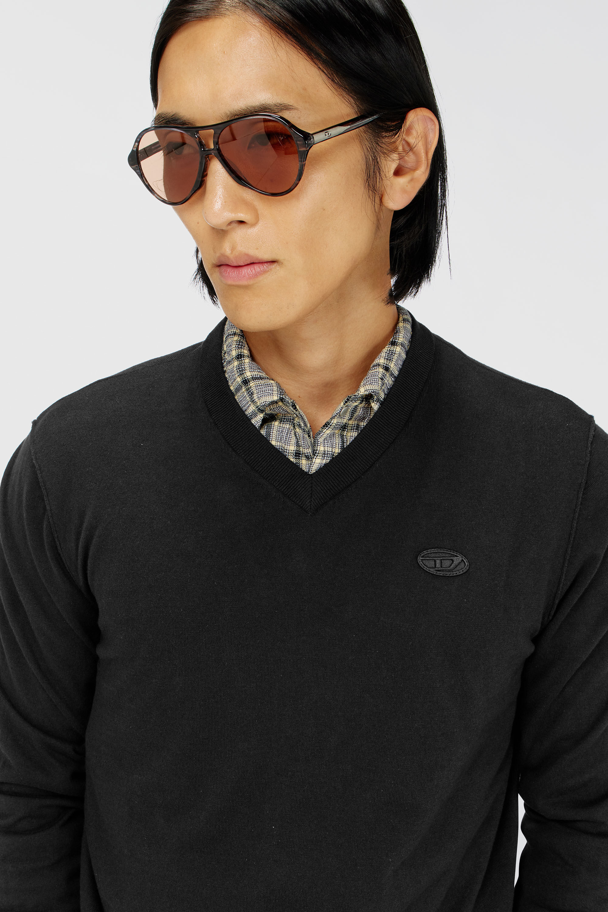 Diesel - K-FREEX-VNECK-TAG-T92, Pull en coton &agrave; col V avec logo Oval D ton sur ton Homme in Noir - 5