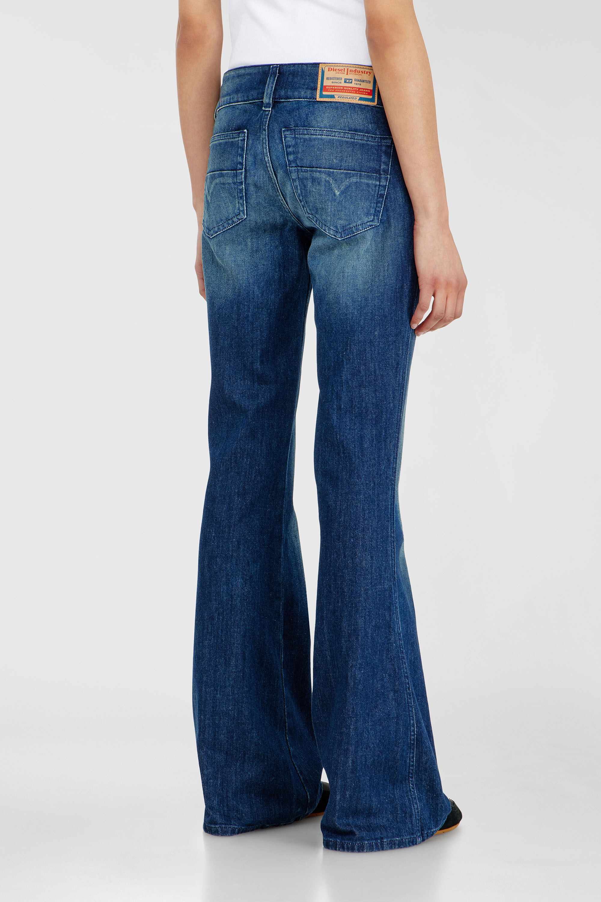 Diesel - Bootcut Jeans D-Hush 0KBBR Femme, Bleu Fonc&eacute; - Image 5