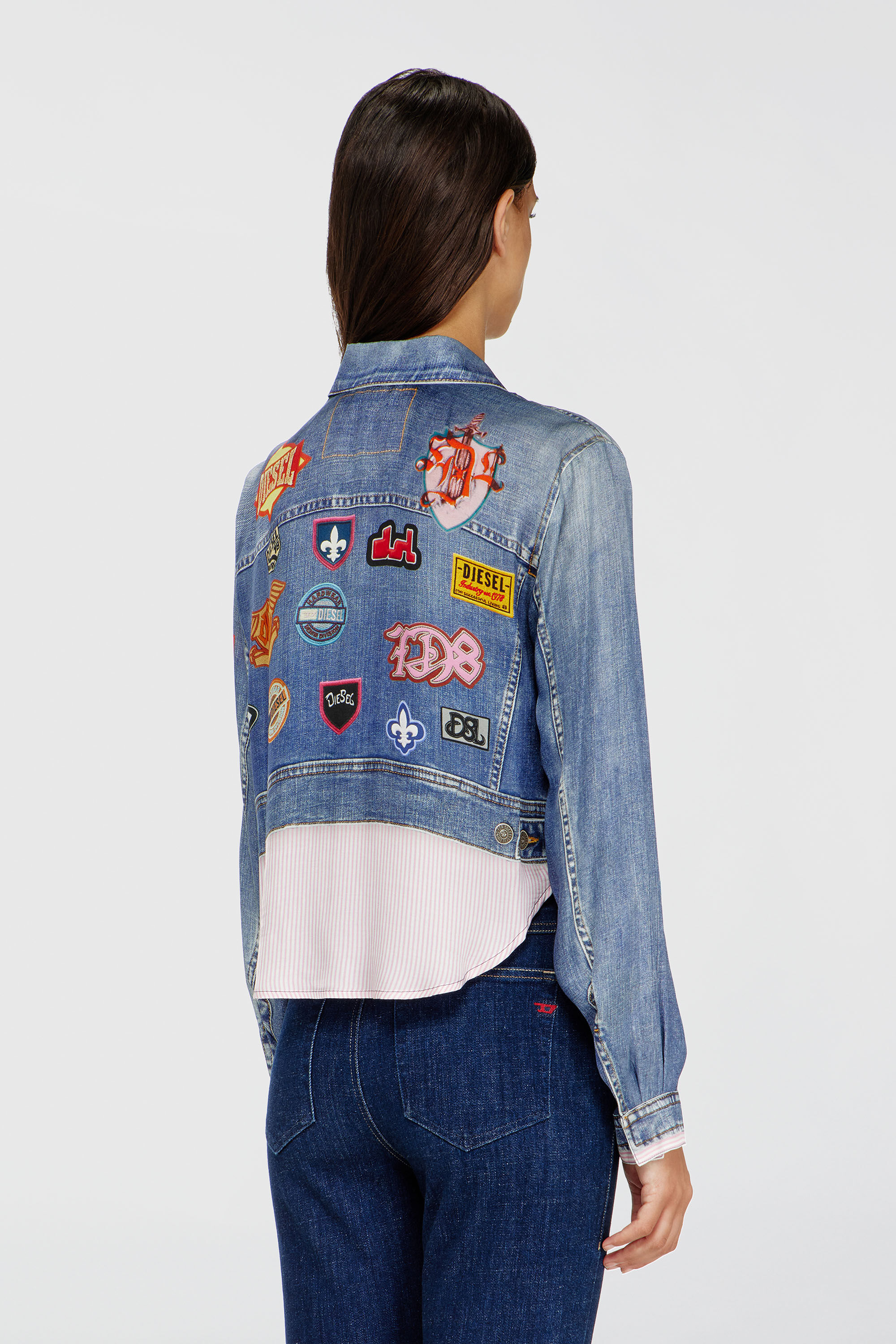 Diesel - C-LONE, Chemise cropped en satin &agrave; imprim&eacute; trompe-l&rsquo;&oelig;il denim Femme in Bleu - 4