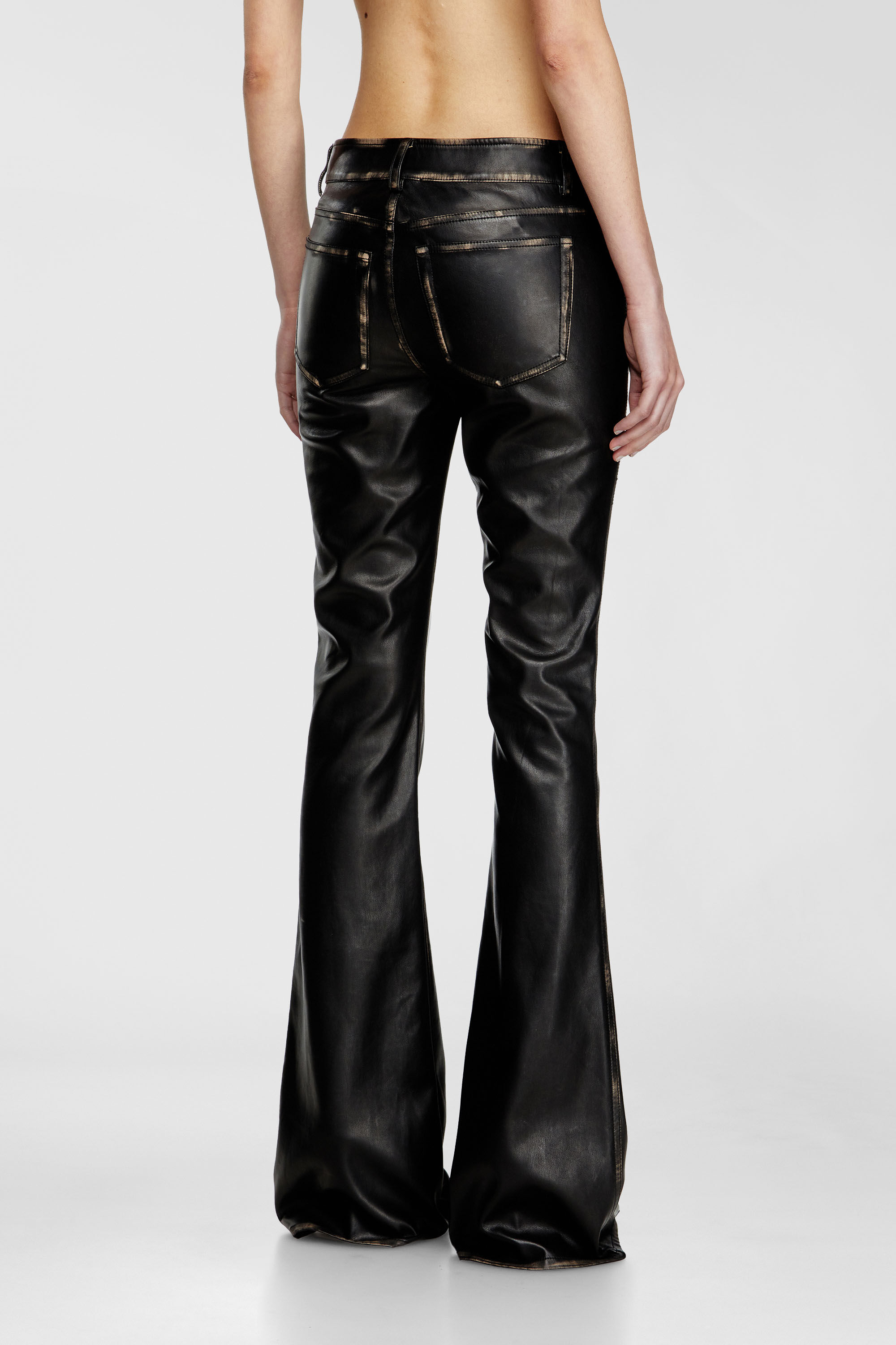 Diesel - P-STELLAR-Q1, Pantalon &agrave; cinq poches en simili cuir Femme in Noir - 4
