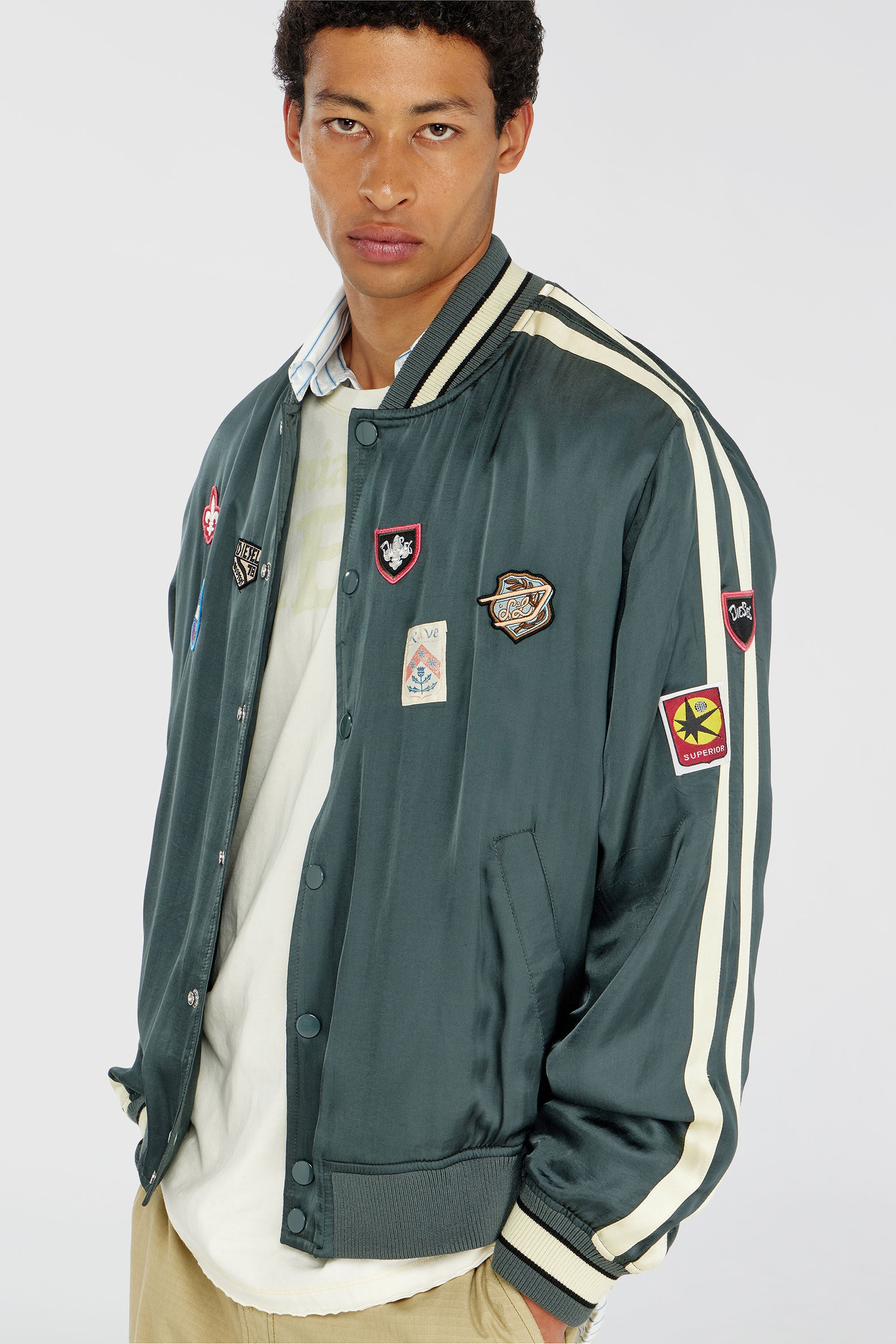 Diesel - J-ANNU, Blouson bomber satin&eacute; avec patchs Homme in Vert - 5