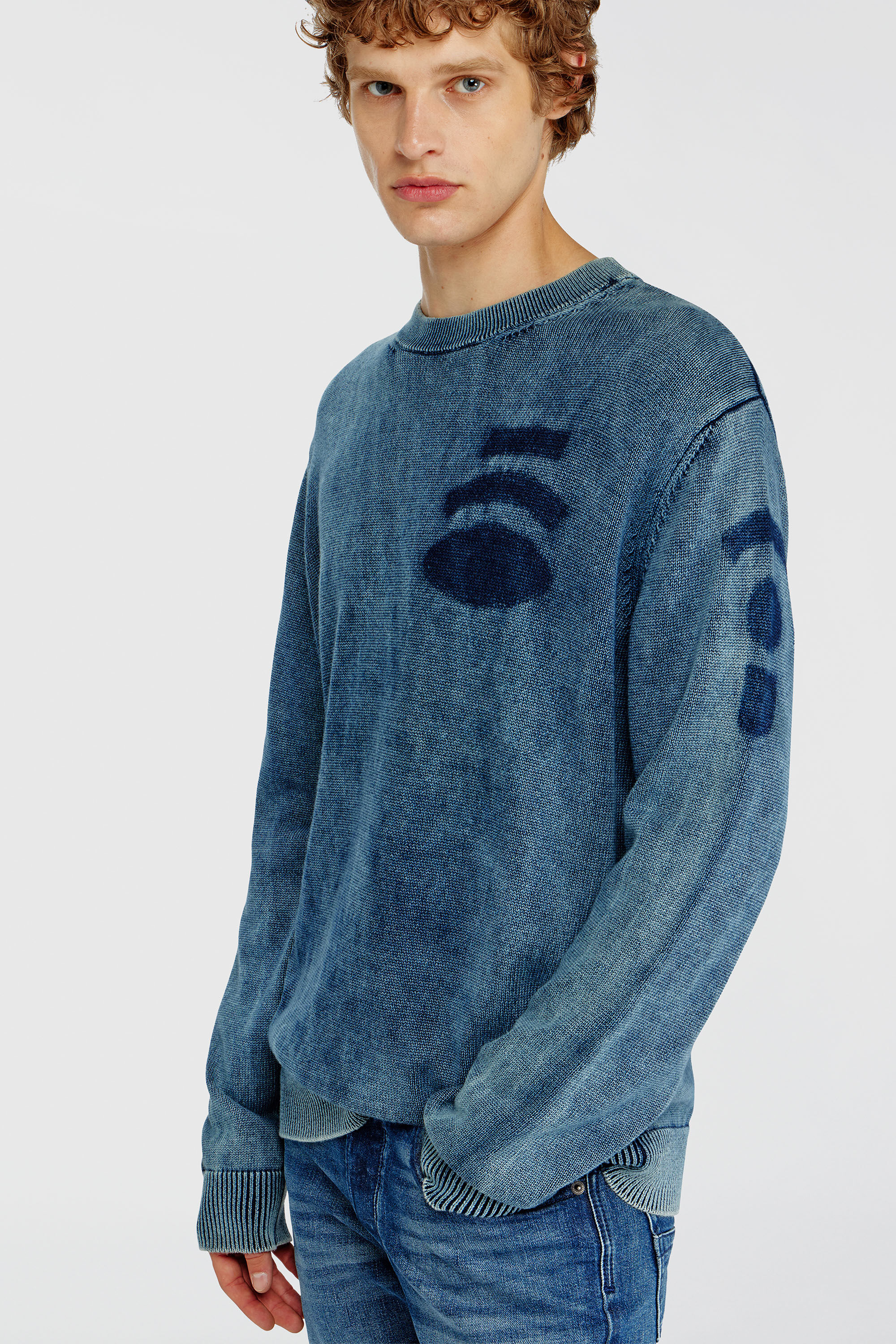 Diesel - K-PERNE, Pull en maille effet denim avec patchs Homme in Bleu - 5