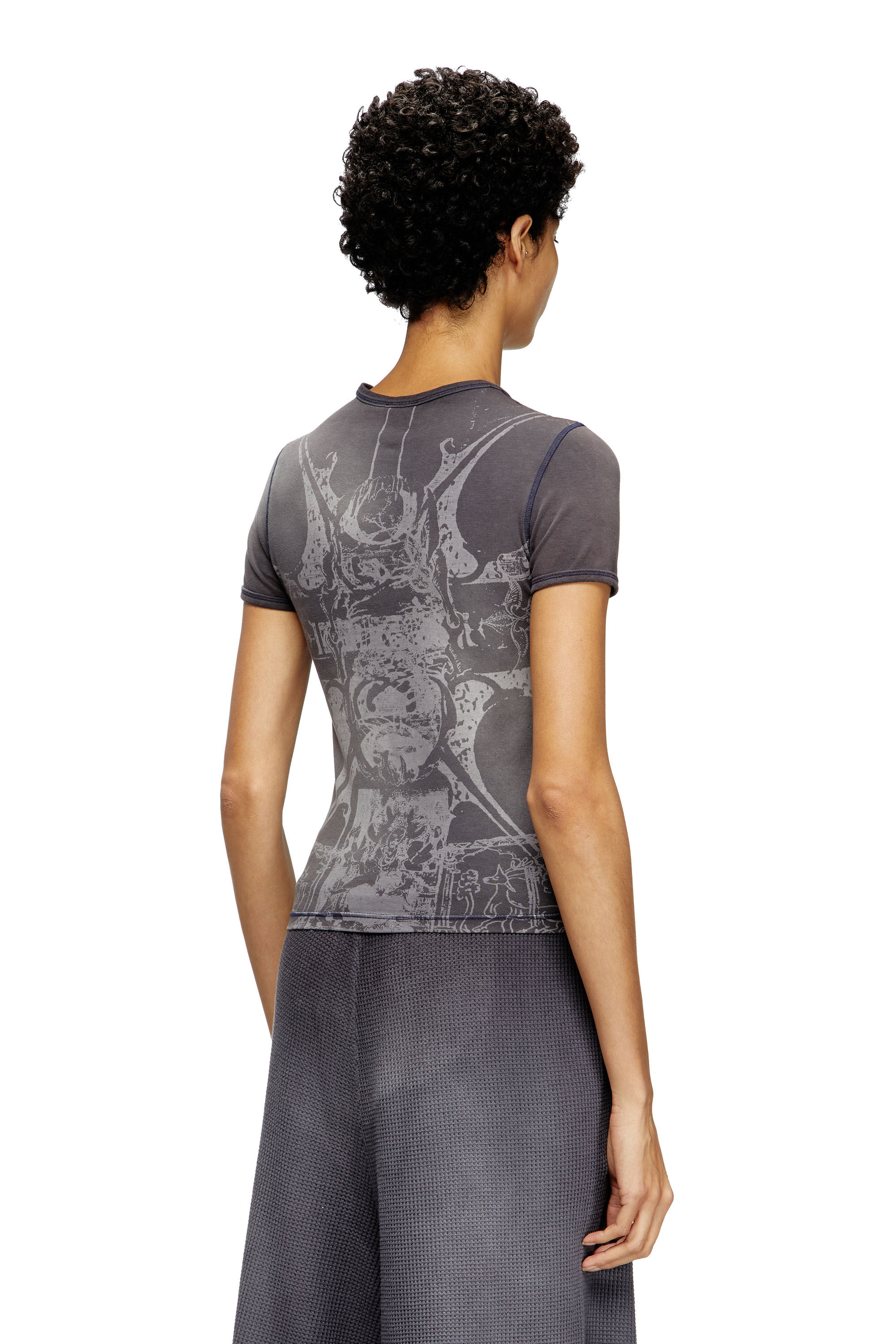 Diesel - T-UNCUTIES-LONG-R6, T-shirt avec imprimé métallisé Femme in Noir - 4