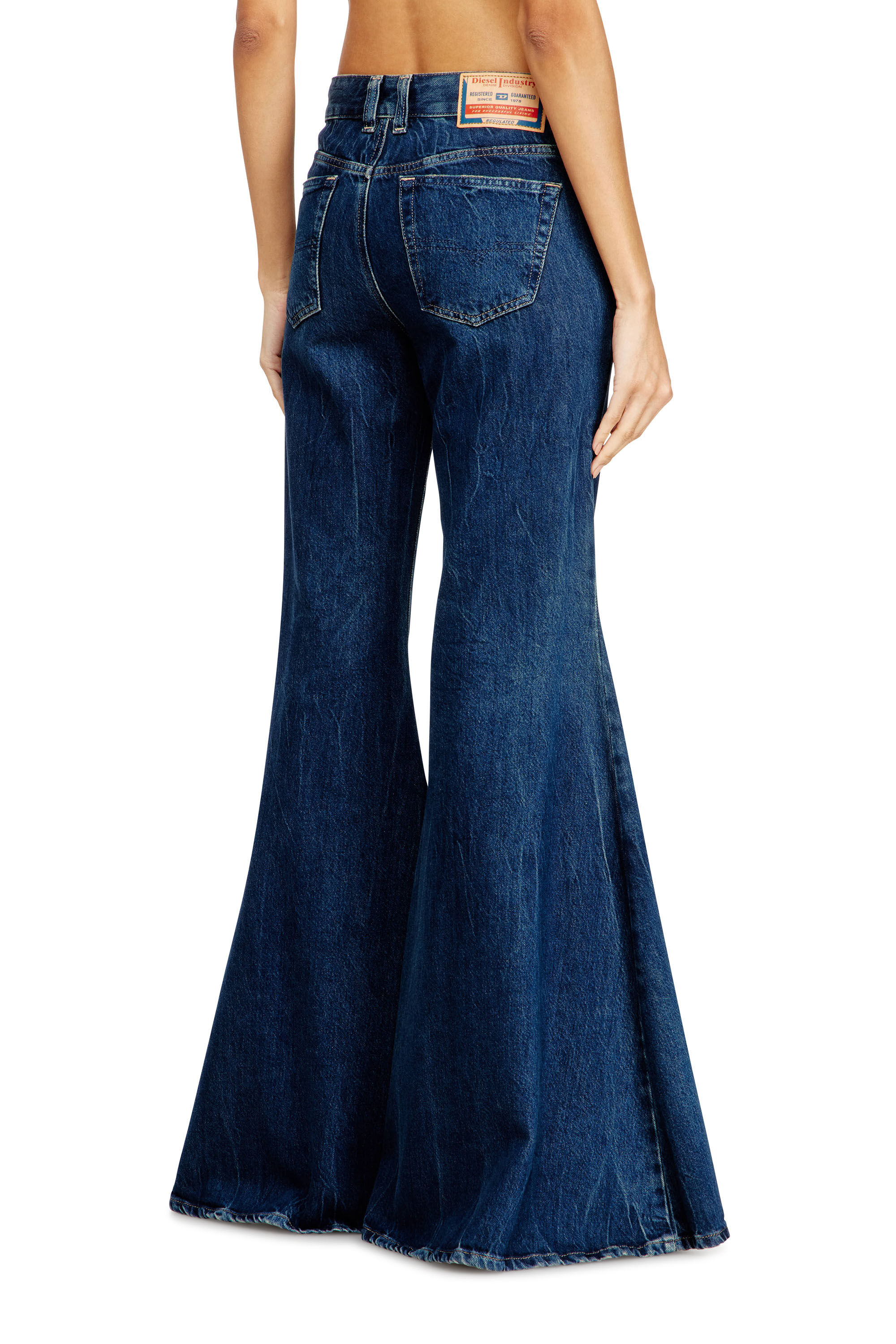 Diesel - Flare Jeans 1970 D-Bleess 09N61 Femme, Bleu moyen - Image 4