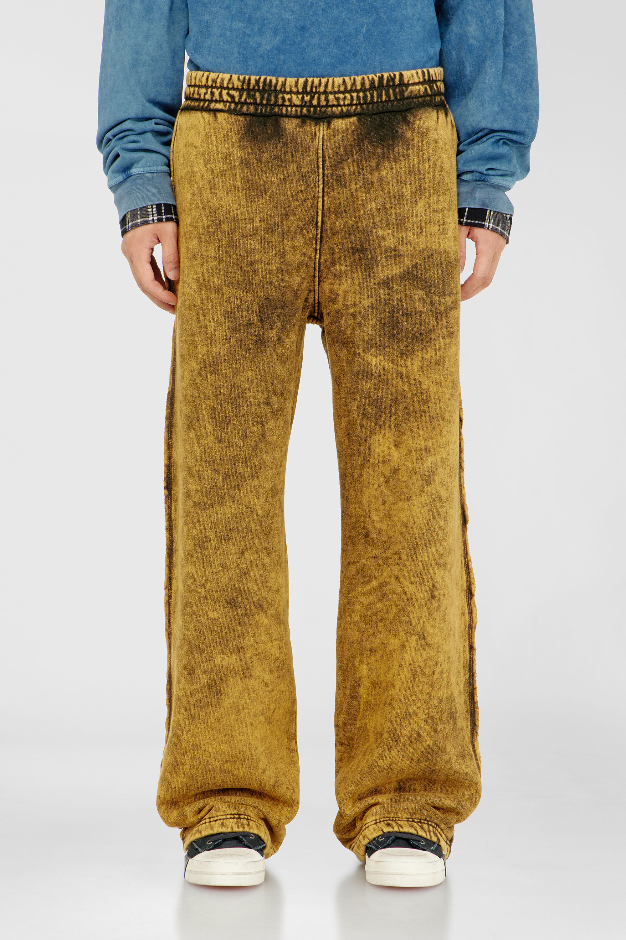 Diesel - P-MARTAINS-RAW, Pantalon de surv&ecirc;tement acid wash &agrave; bords bruts Homme in Marron - 3