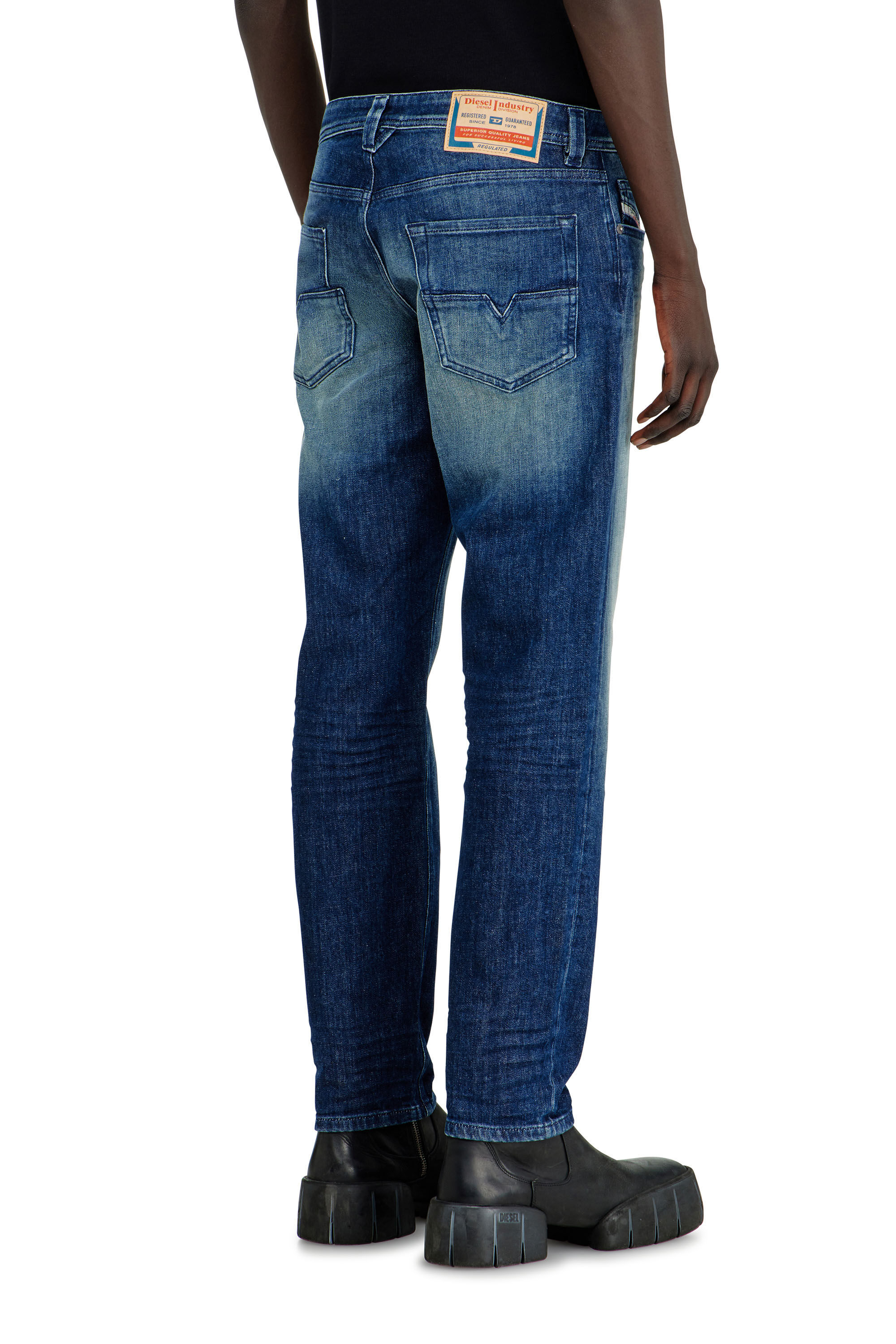 Diesel - Regular Jeans 1986 Larkee-Beex 0KBBR Homme, Bleu Fonc&eacute; - Image 5