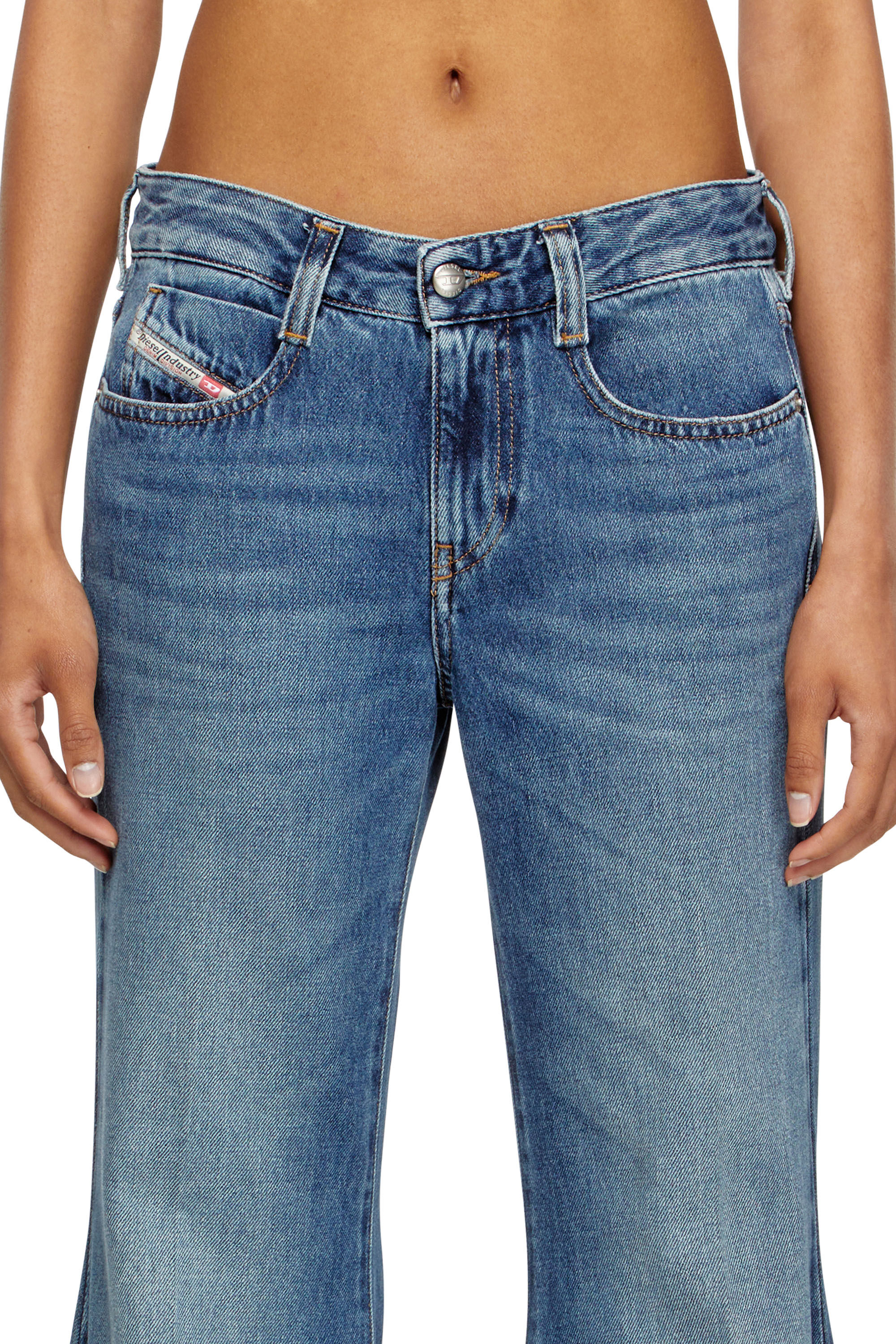 Diesel - Flare Jeans 1970 D-Bleess 09M56 Femme, Bleu moyen - Image 5