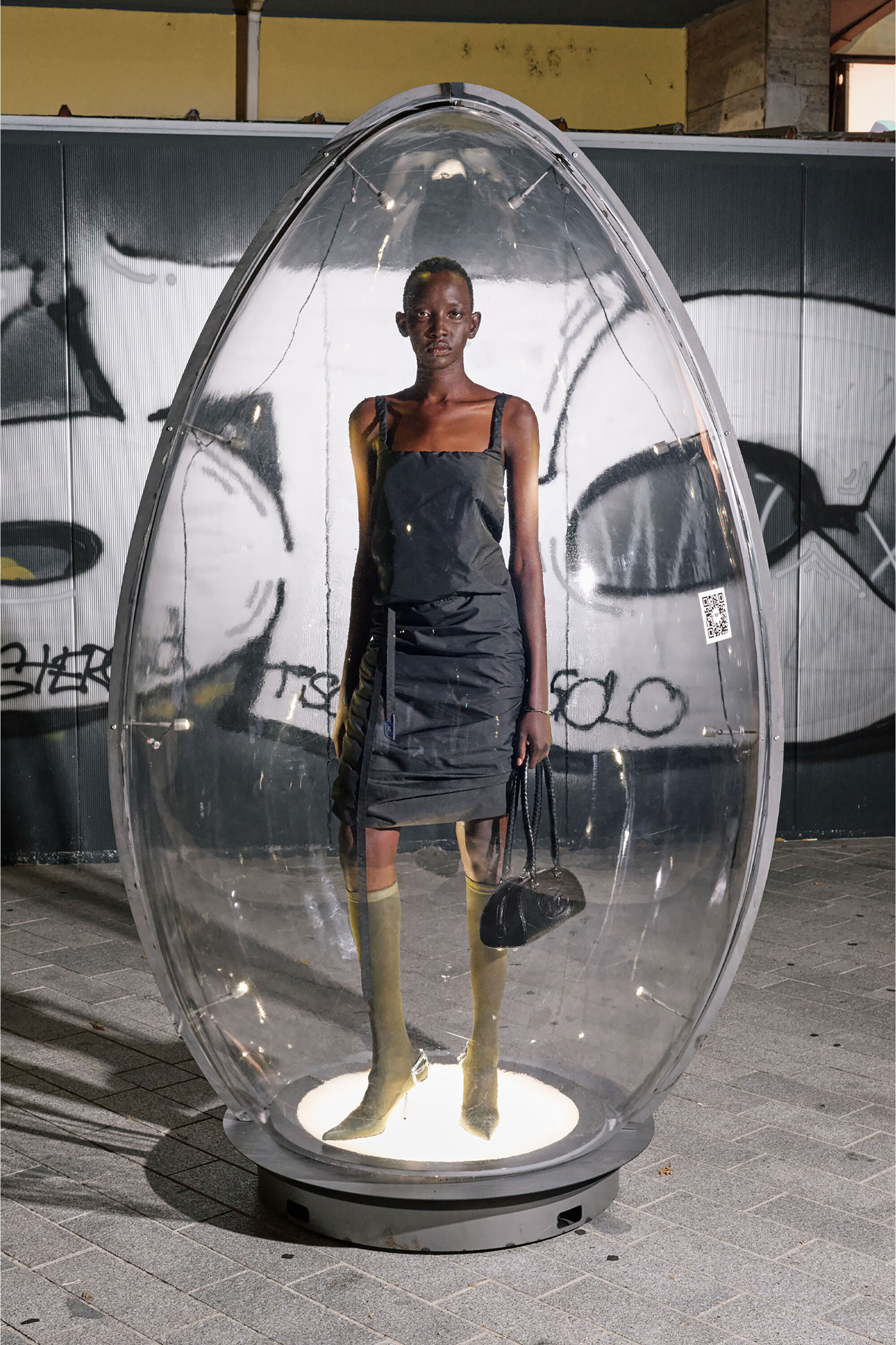 Diesel - 1DR DOME SHOULDER EW, 1DR Dome-Sac bowling allong&eacute; en cuir textur&eacute; Femme in Noir - 6