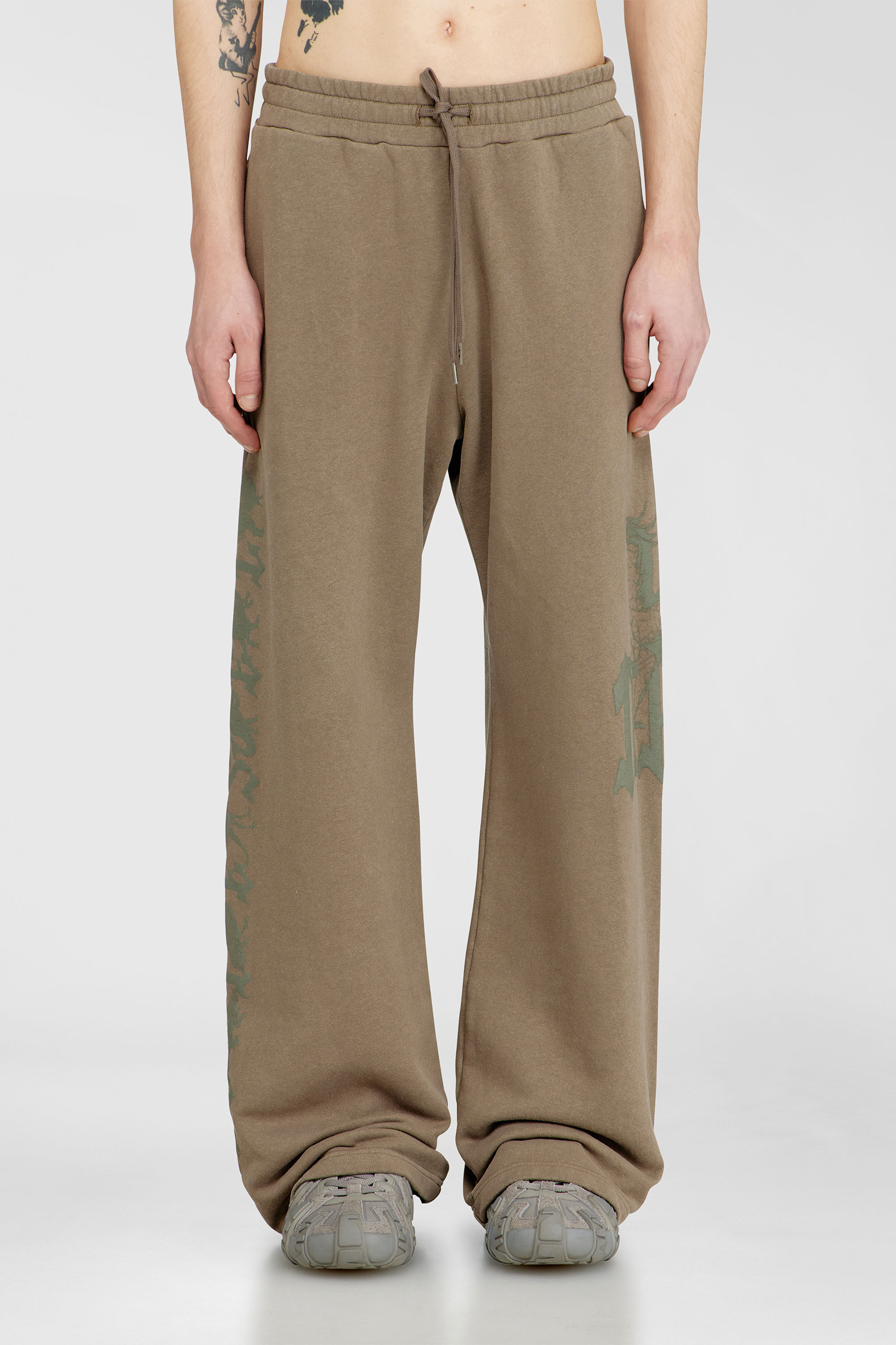Diesel - P-GRO, Pantalon trait&eacute; avec imprim&eacute; logo Homme in Marron - 3