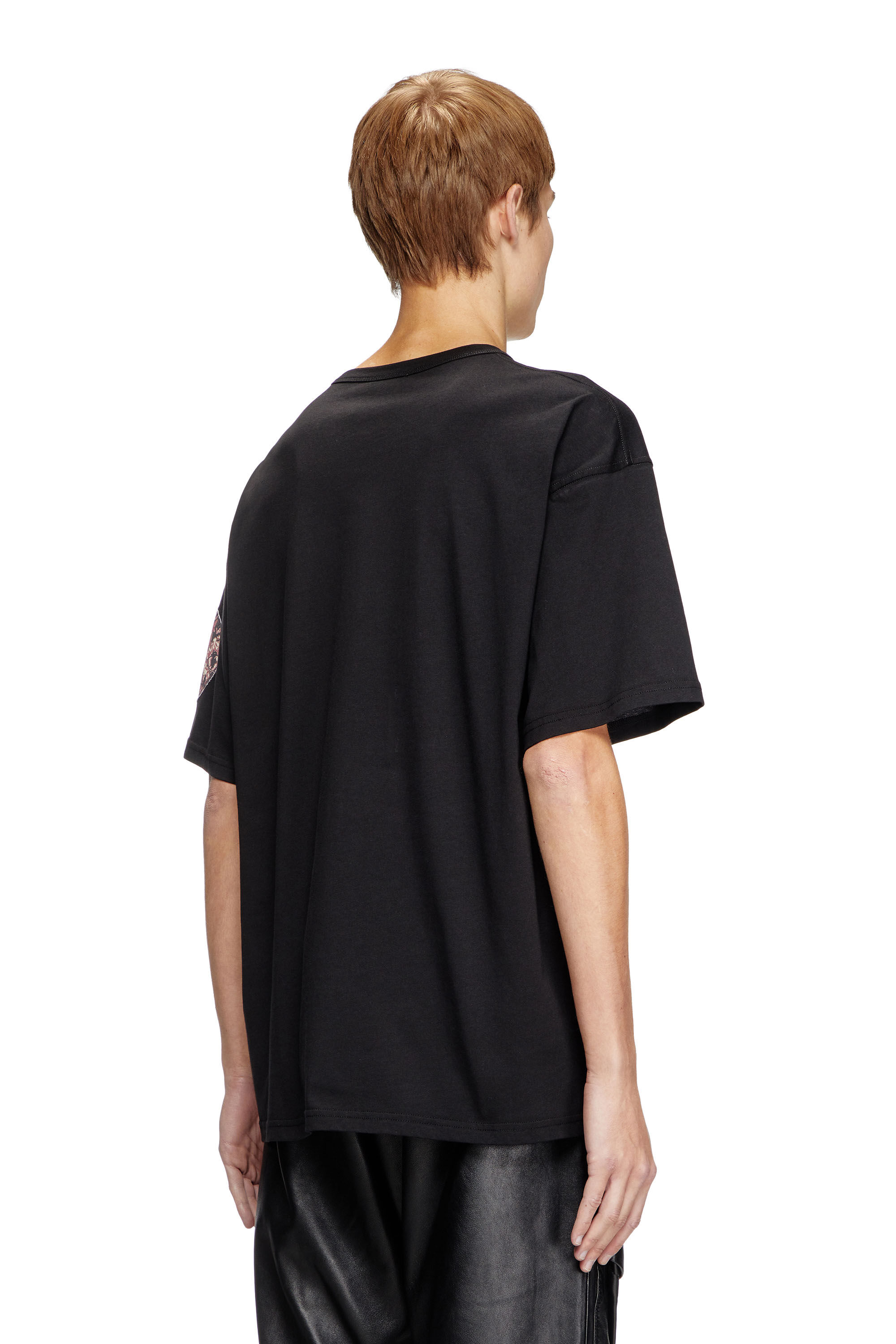 Diesel - T-BOXT-R22, T-shirt avec maxi empiècement en gabardine Homme in Noir - 4