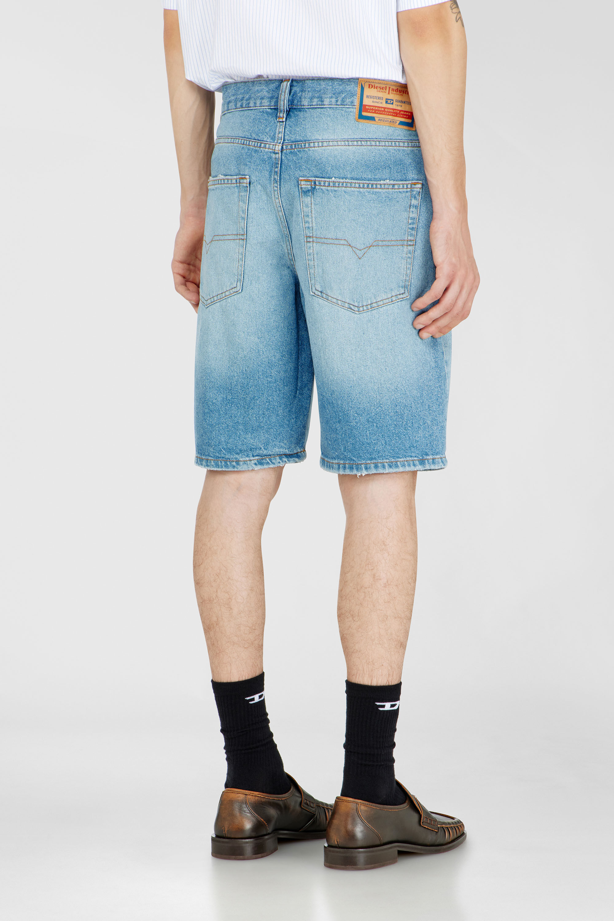 Diesel - REGULAR-SHORT, Short en denim Homme in Bleu - 4