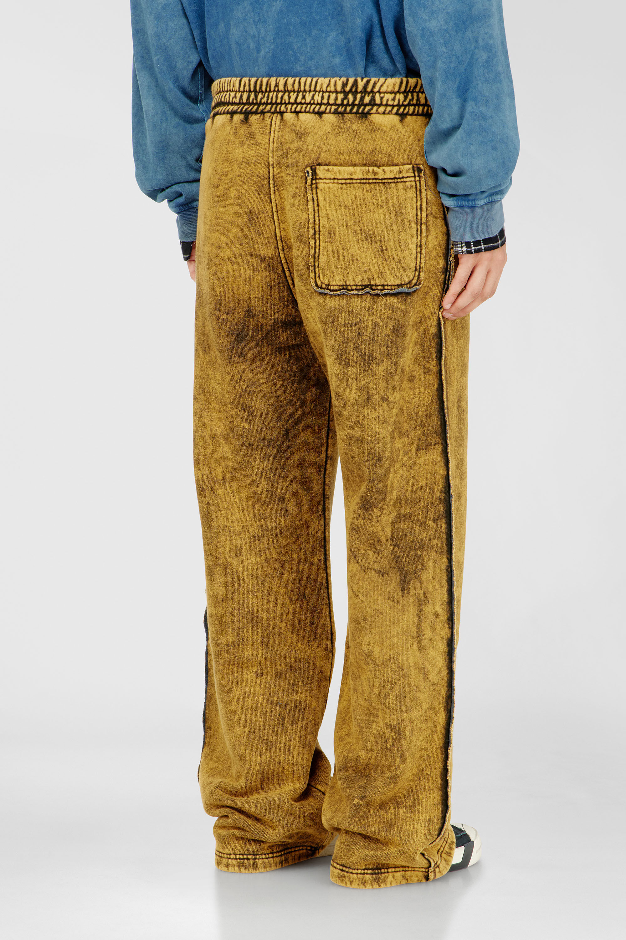Diesel - P-MARTAINS-RAW, Pantalon de surv&ecirc;tement acid wash &agrave; bords bruts Homme in Marron - 4