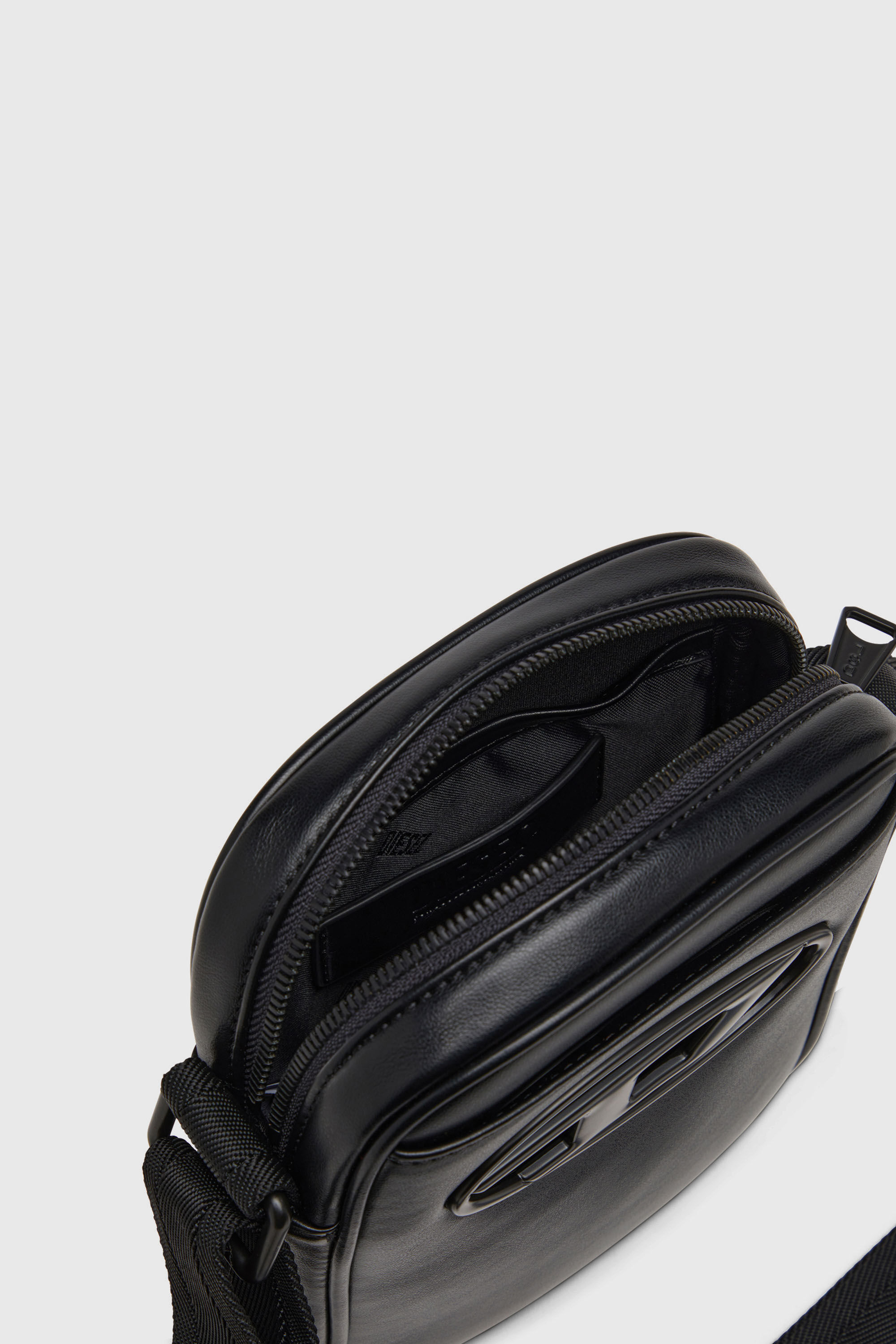 Diesel - HOLI-D CROSSBODY, Holi-D-Sac &agrave; bandouli&egrave;re en PU et n&eacute;opr&egrave;ne Homme in Noir - 3