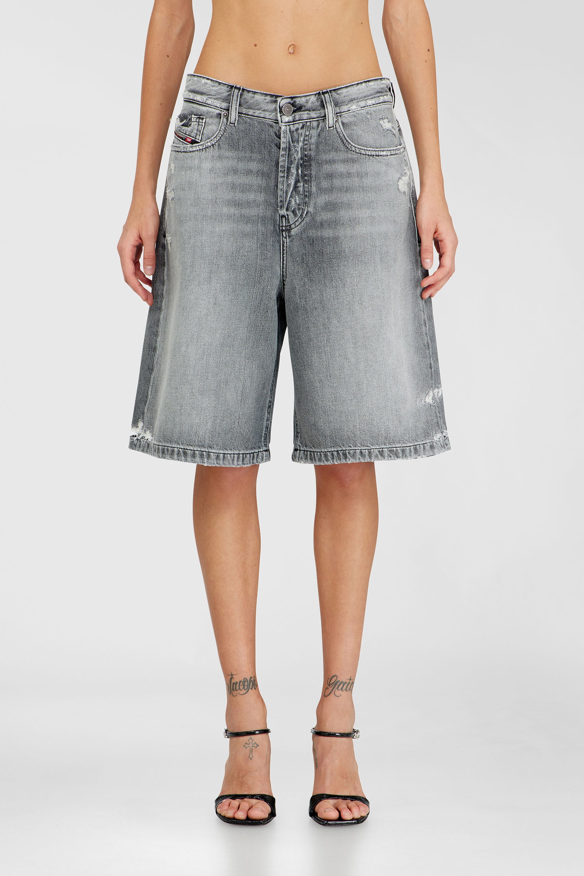 Diesel - DE-SIRE-SHORT, Short en denim &agrave; ourlets effiloch&eacute;s Femme in Gris - 3