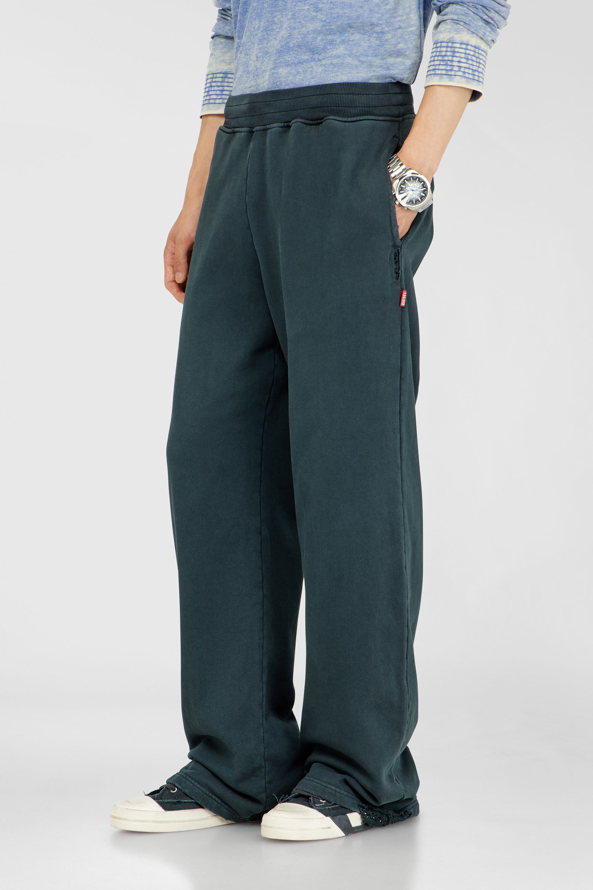 Diesel - P-MARTAINS-CRYSTALS, Pantalon de surv&ecirc;tement effet us&eacute; avec d&eacute;tails en cristal Homme in Vert - 3