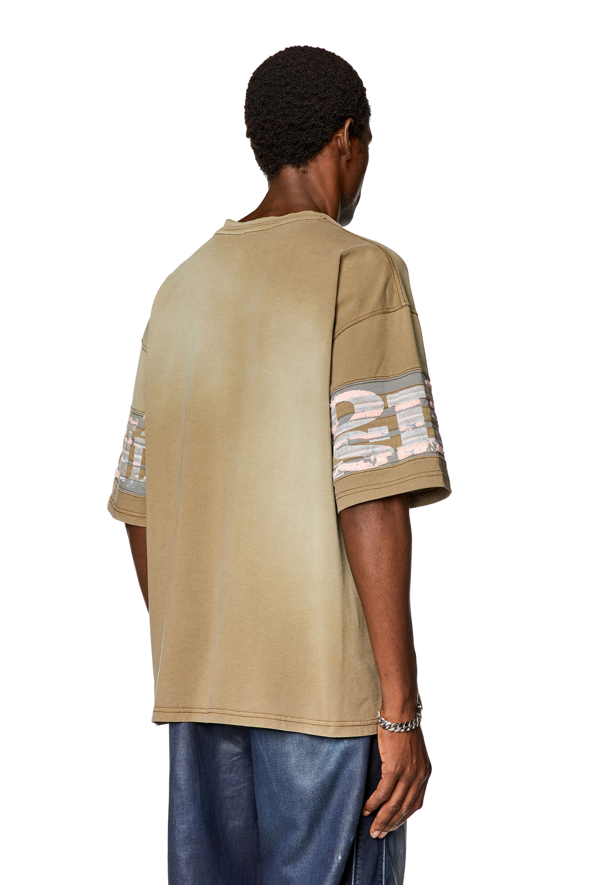 Diesel - T-BOST, T-shirt en jersey délavé avec imprimés floqués Homme in Marron - 4