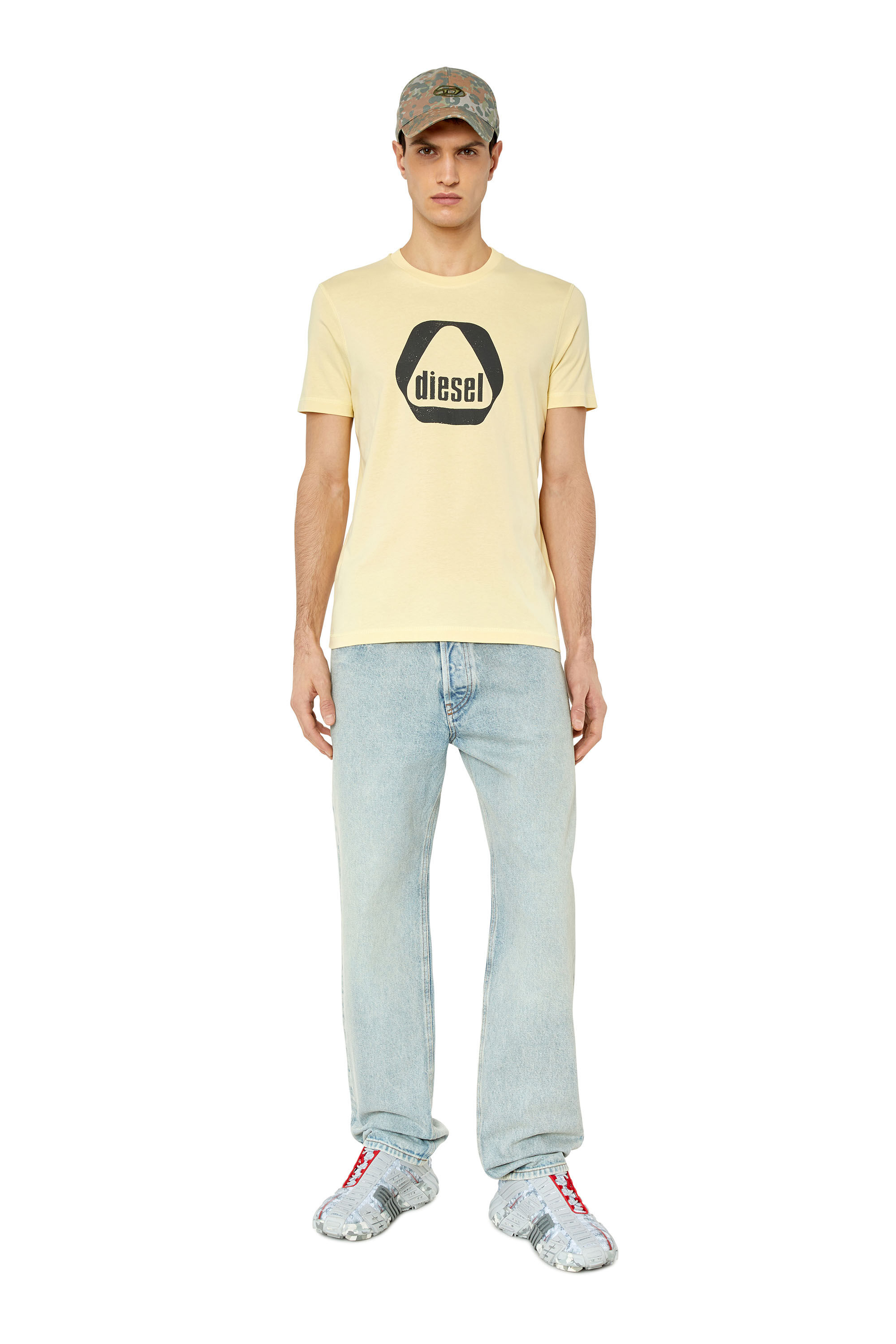 Diesel - T-DIEGOR-G10, T-shirt avec imprimé logo utility Homme in Beige - 1