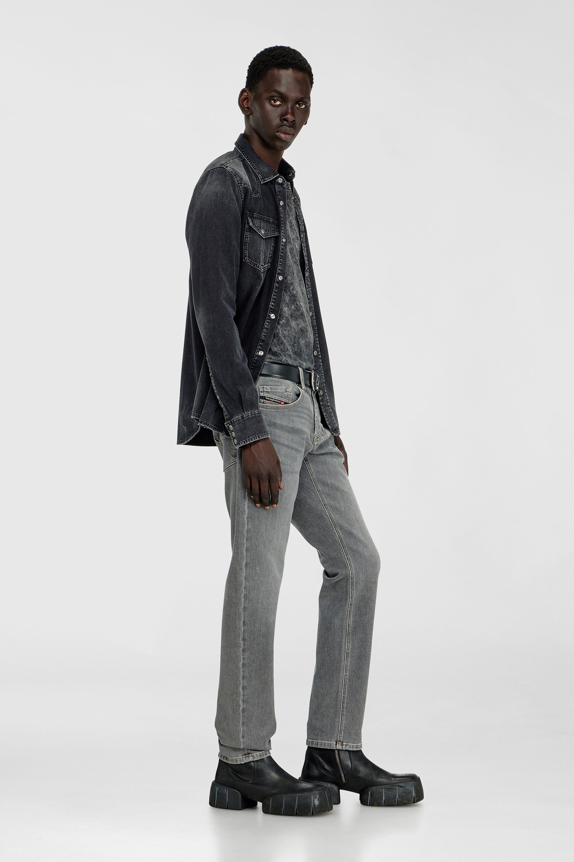Diesel - Regular Jeans 1986 Larkee-Beex 0KBBI Homme, Gris - Image 2