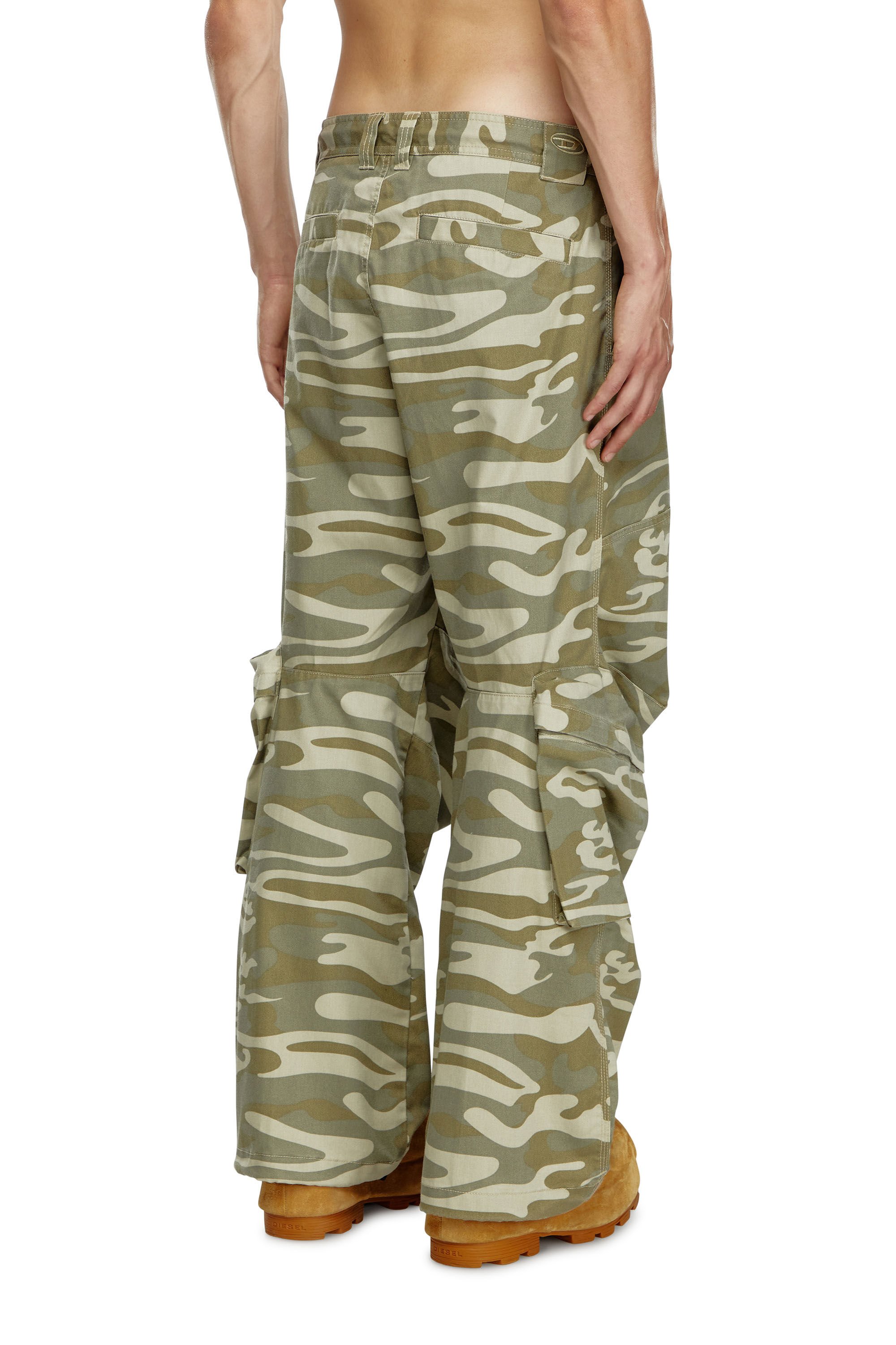 Diesel - P-ARNE-B, Homme Pantalon cargo à imprimé camouflage in Vert - Image 4