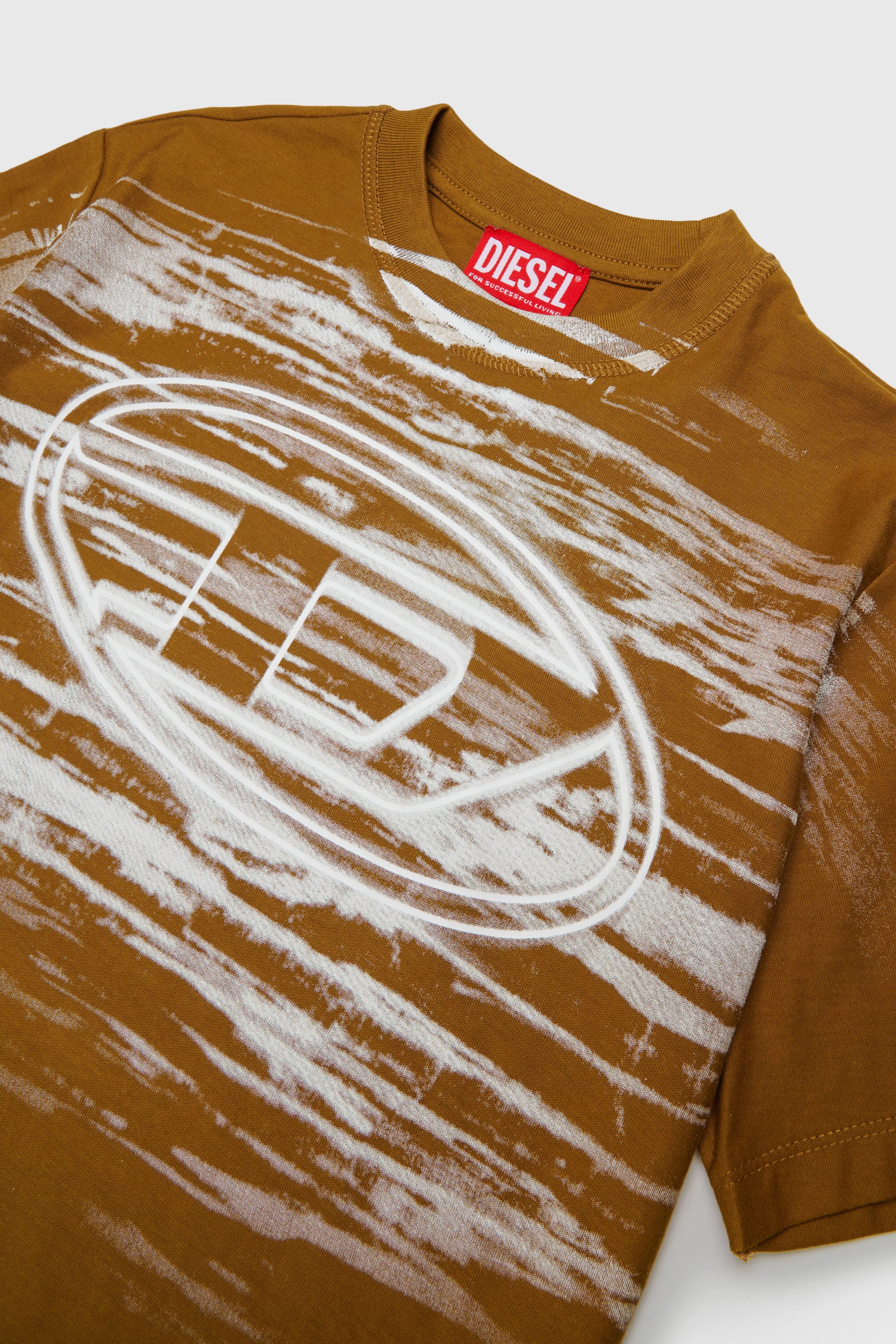 Diesel - TFRIT OVER, T-shirt avec logo Oval D et effet chin&eacute; Homme in Marron - 3