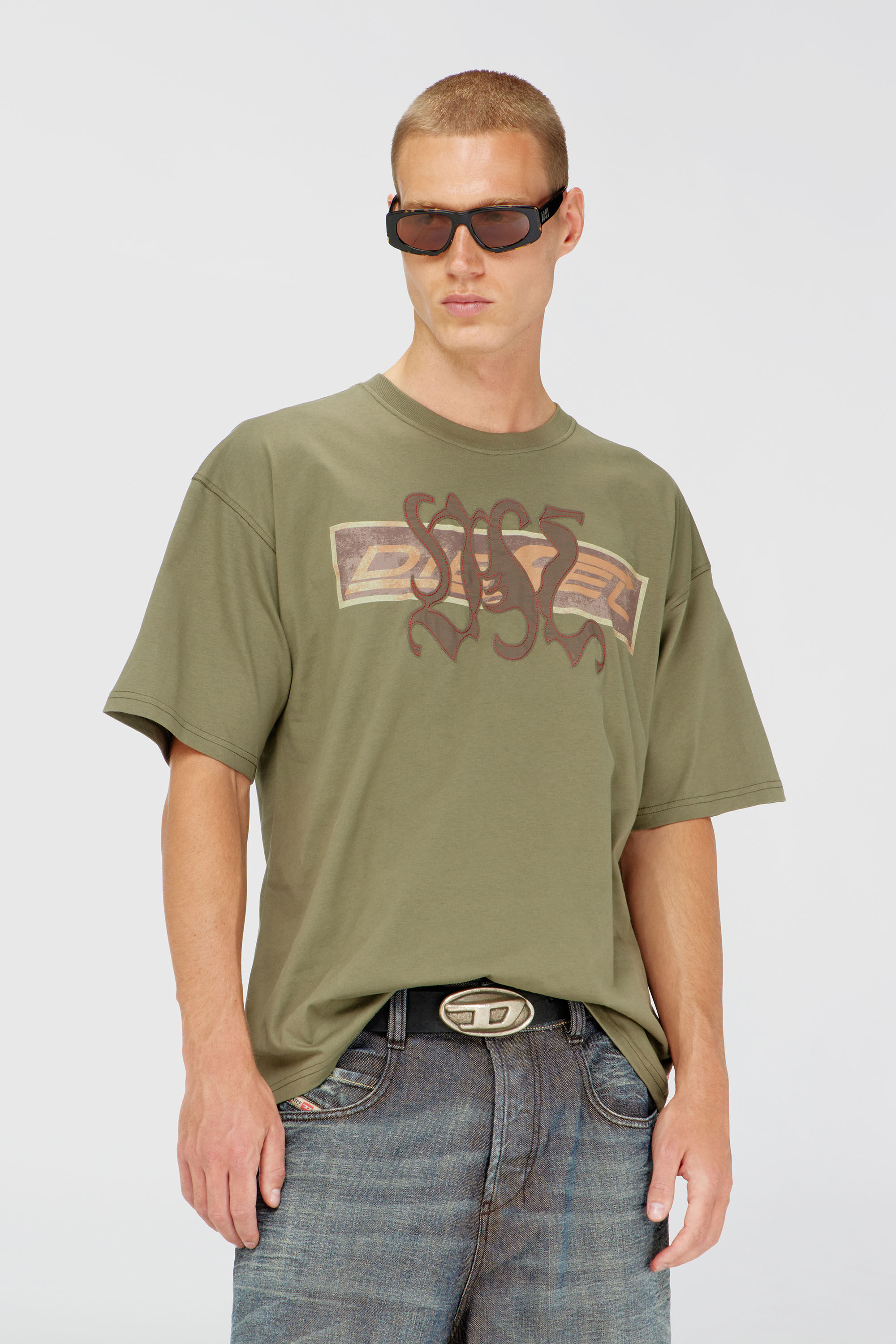 Diesel - T-BOXT-AA17, T-shirt avec imprim&eacute; graphique et patchs Homme in Vert - 3